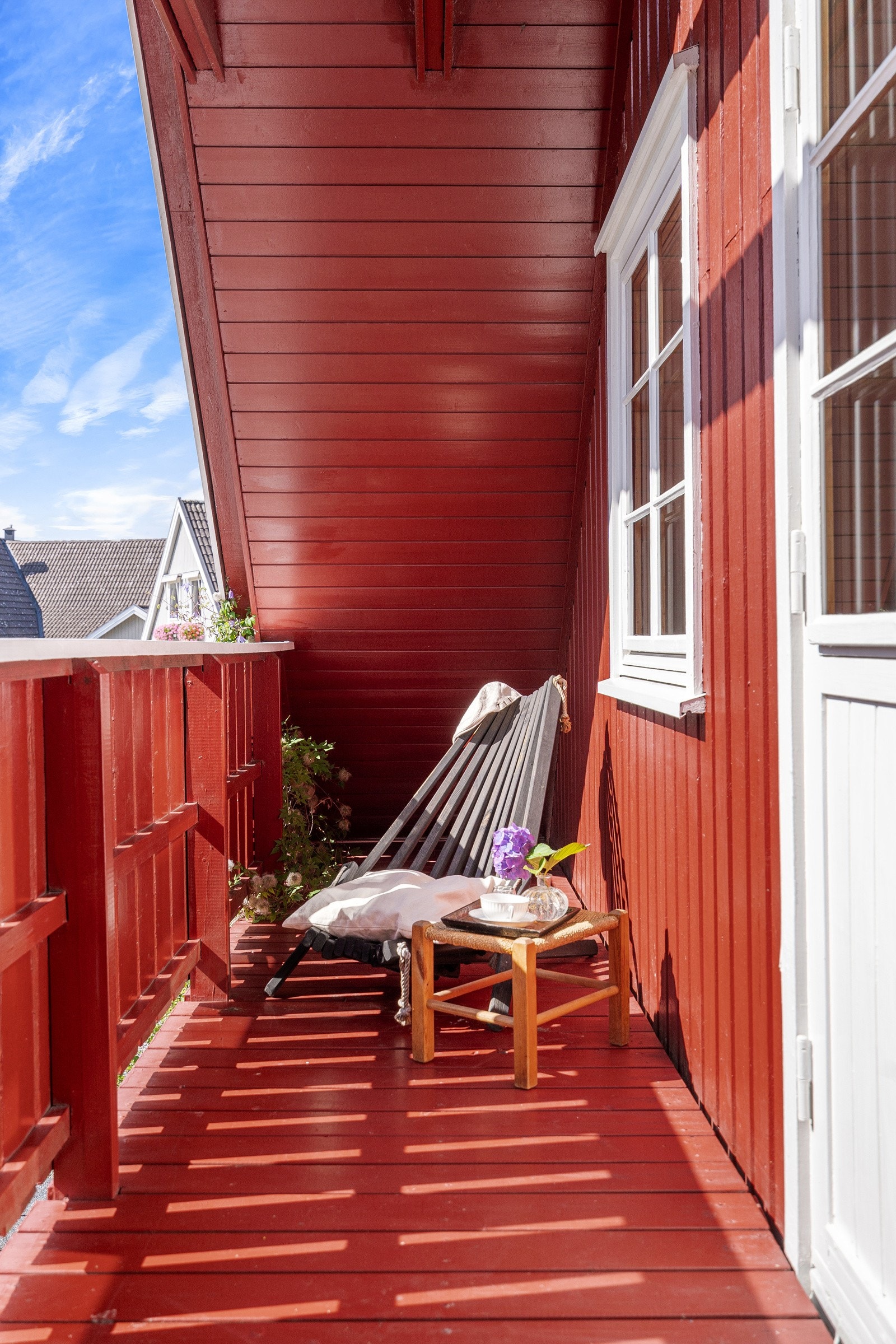 Svært solrik og lun plass Galleribilde