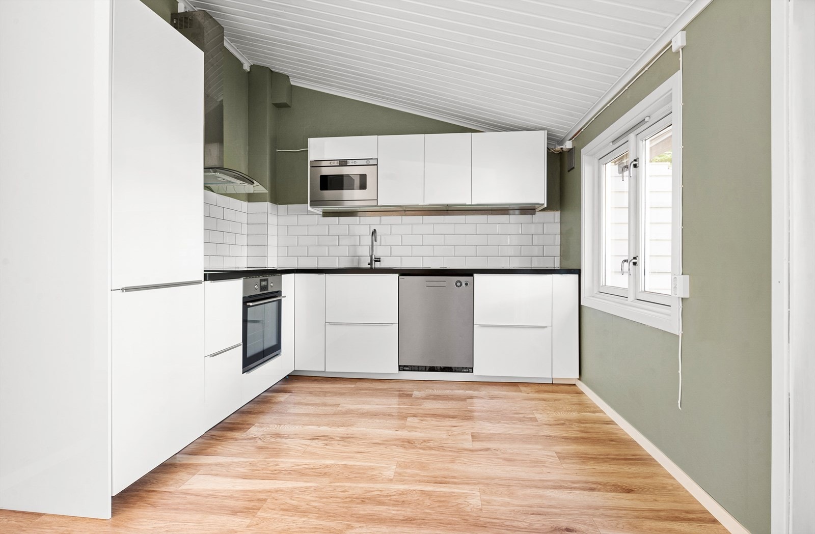 Nytt IKEA kjøkken fra 2021 med integrert induksjon platetopp, stekeovn, mikroovn og kjøl/fryseskap. Galleribilde