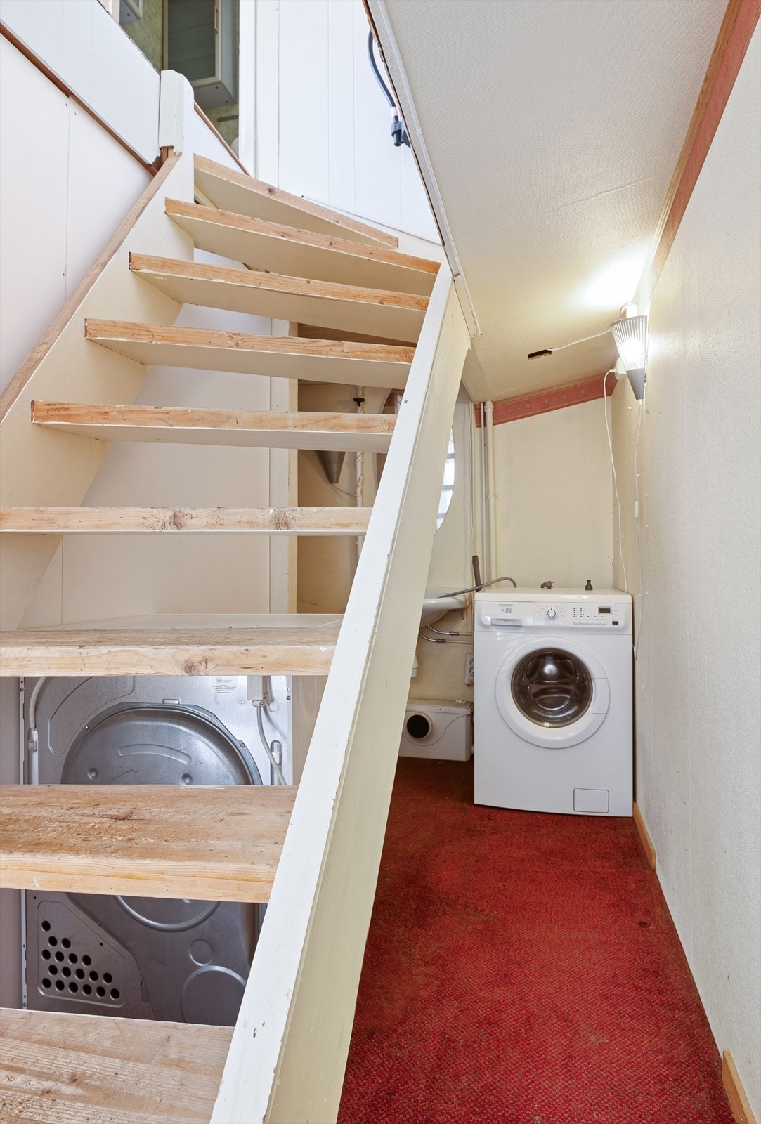 Gang/entrè med adkomst til underetasjen. Galleribilde