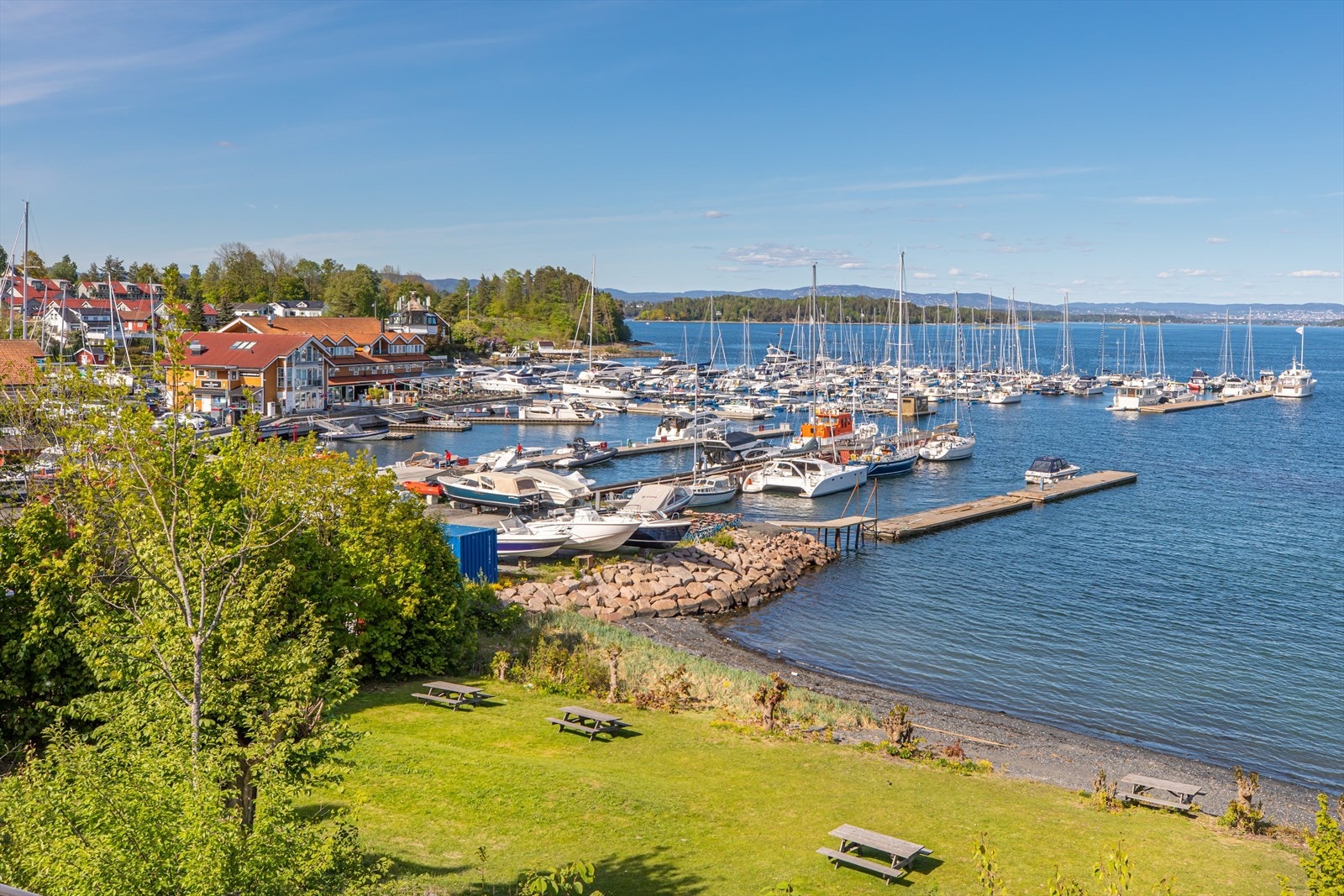 Kort gange til sjøen med badestrender, kyststi m.m Galleribilde