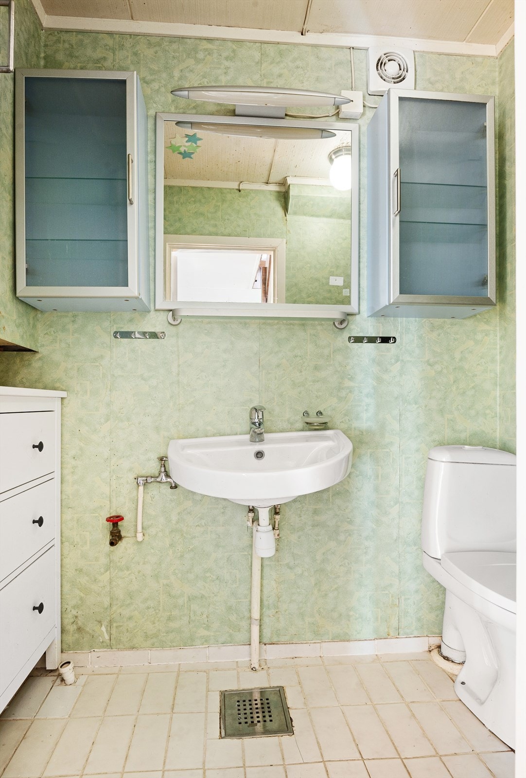 Utstyrt med wc, servant og overskap med glass. Galleribilde