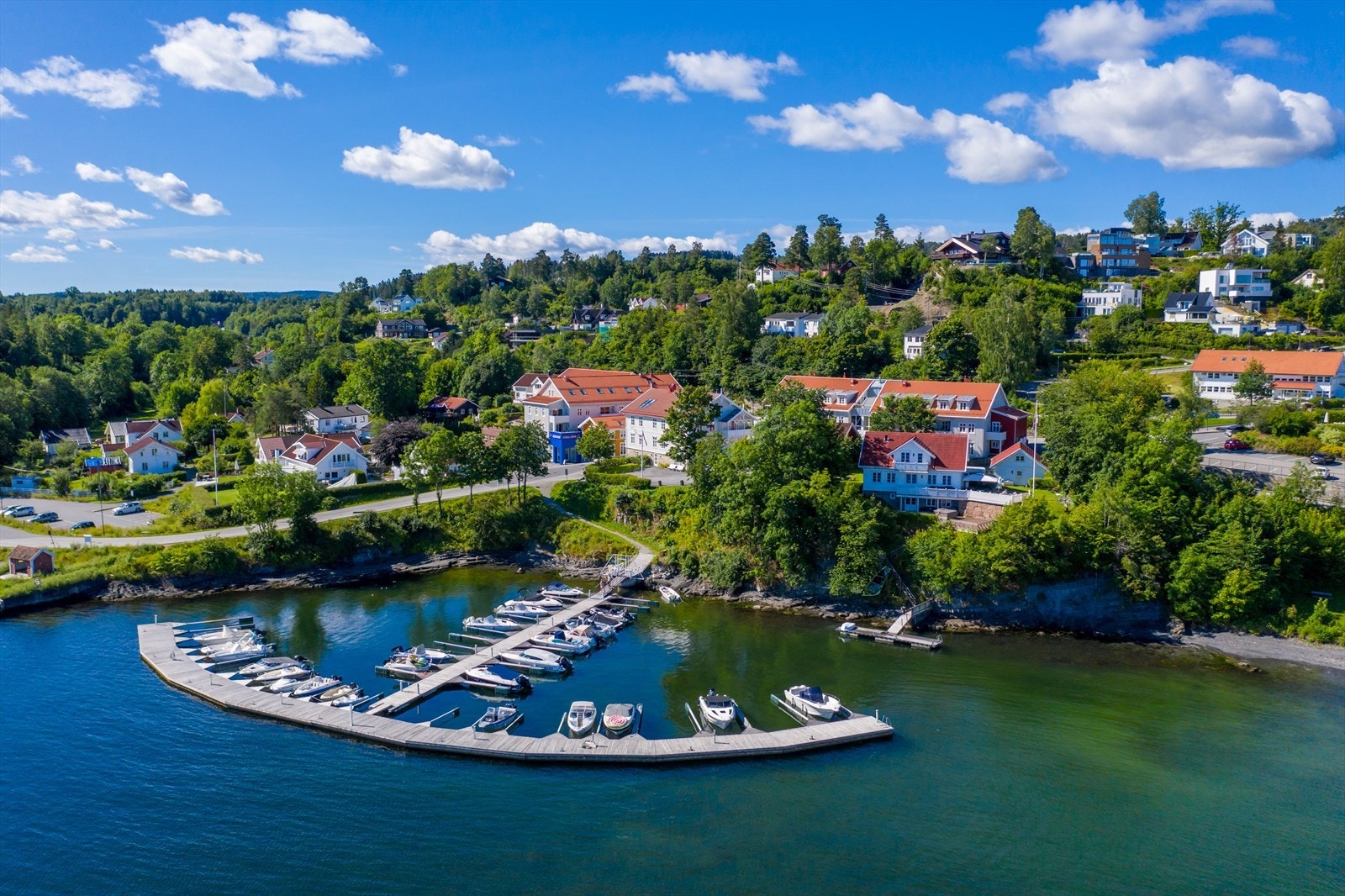 Kort vei til Vollen sentrum med båt inn til Oslo. Galleribilde
