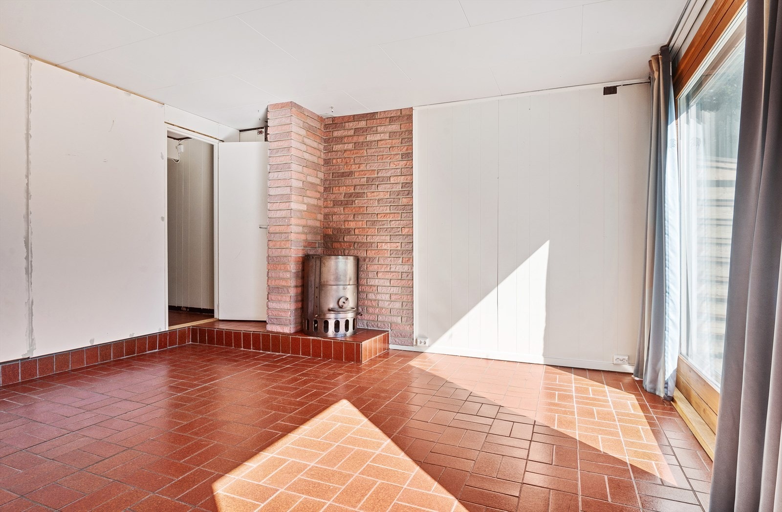 Kjellerstue i underetasjen med utgang til solrik terrasse. Galleribilde