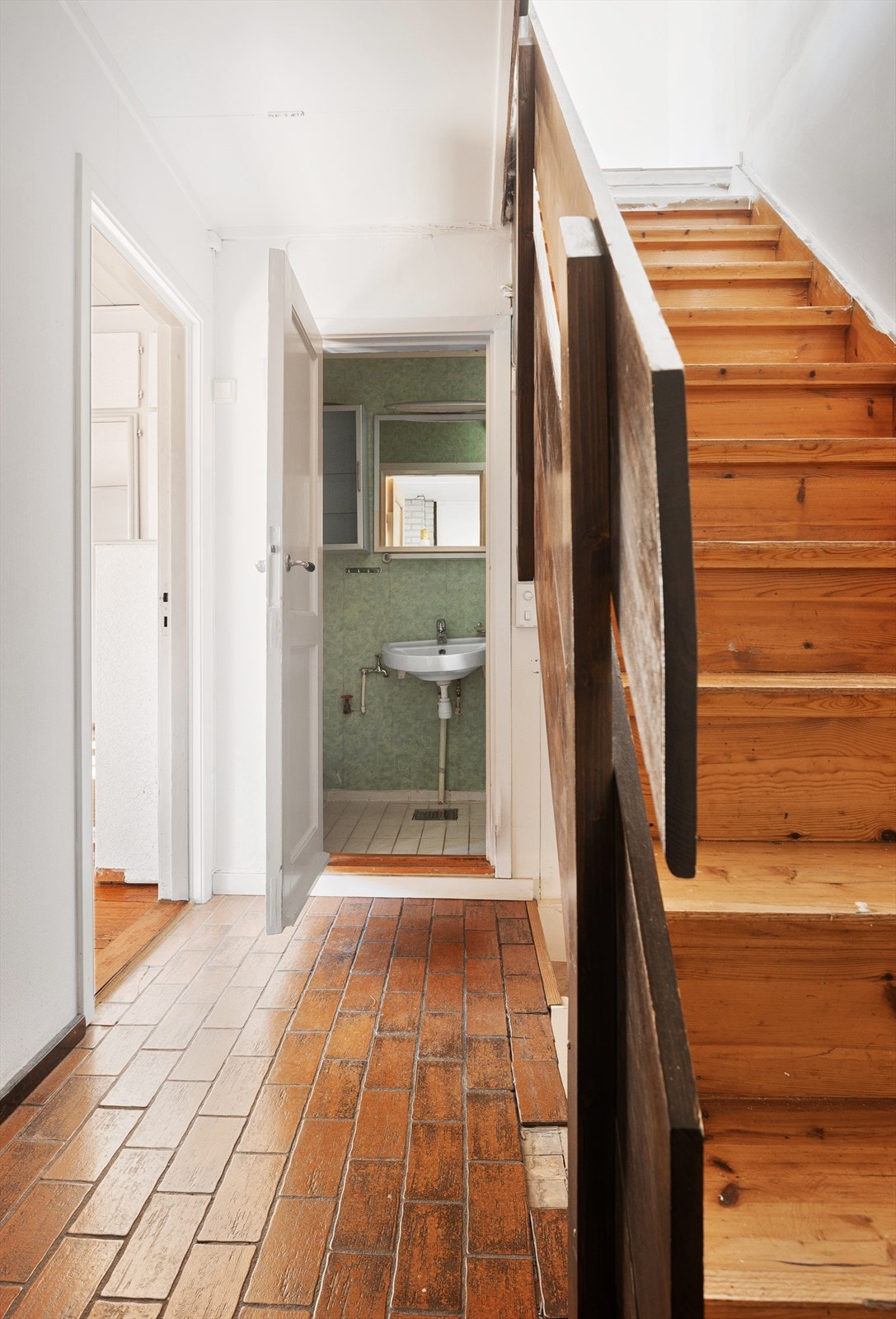 Gang/entrè med adgang til 2. etasje og underetasje. Galleribilde