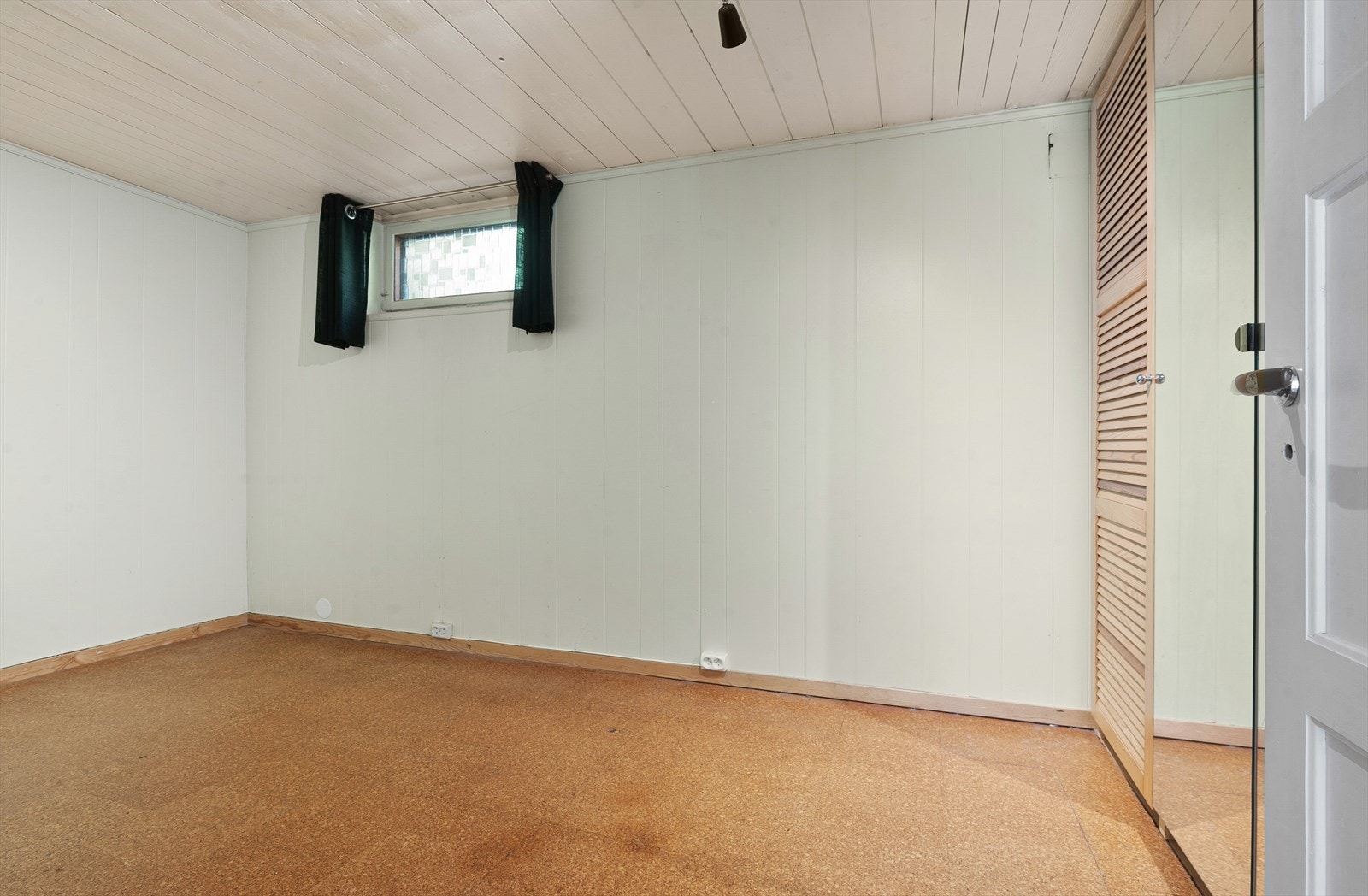 Bod i underetasjen, som tidligere er benyttet til soverom. Stort garderobeskap. Galleribilde