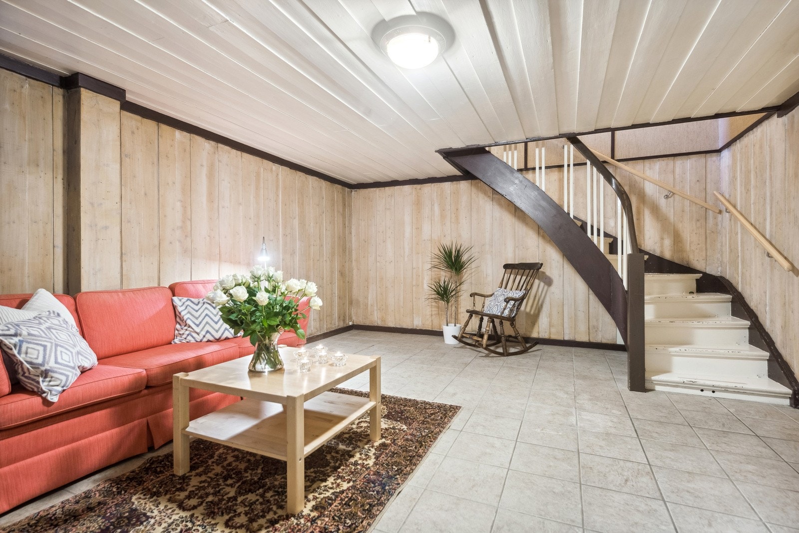 I kjelleretasjen er det flere rom som ikke er søkt bruksendret/godkjent for varig opphold. Dette romslige rommet er per i dag innredet som kjellerstue Galleribilde