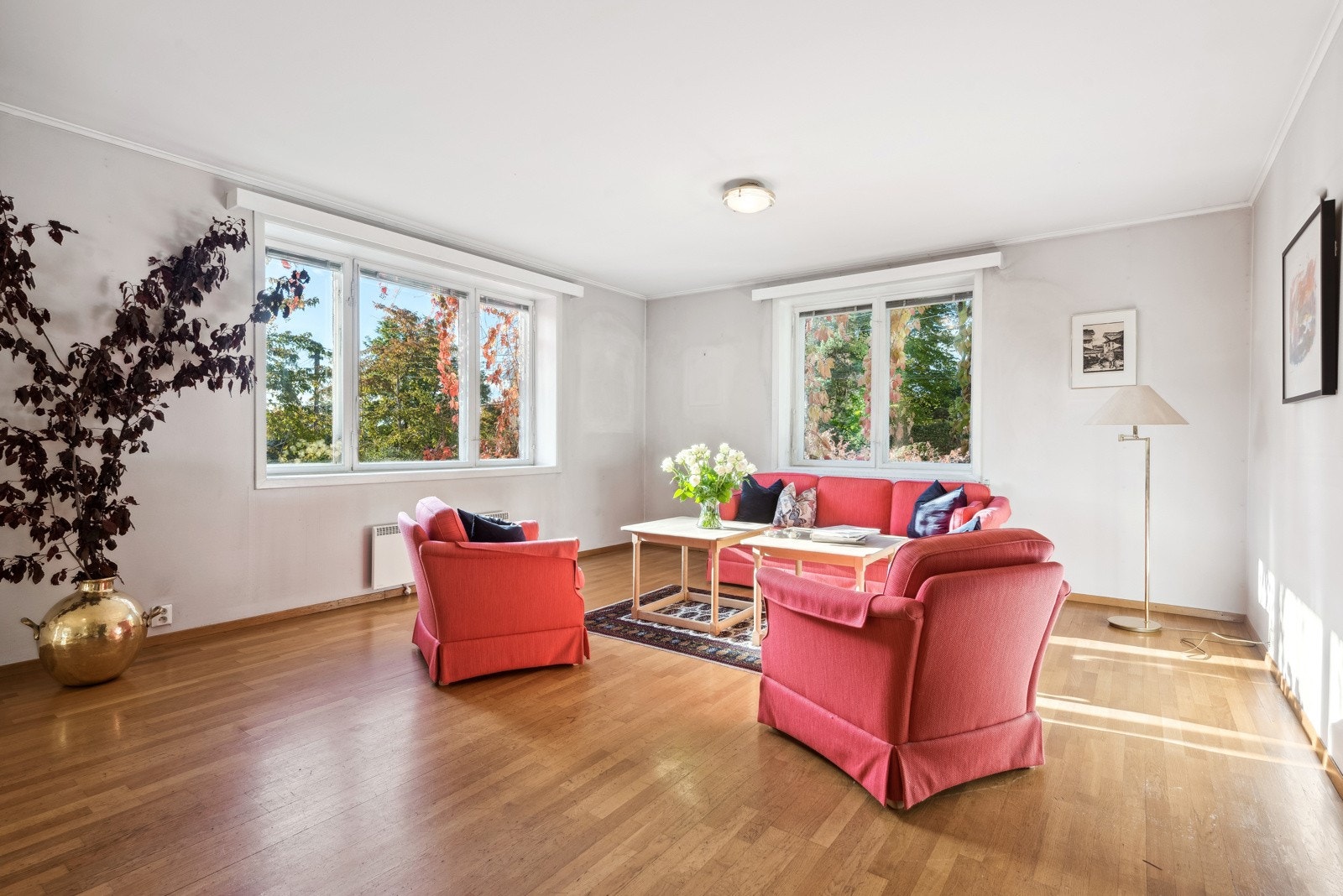 I 1. etasje finner man bla. stor stue, spisestue, kjøkken og vinterhage Galleribilde