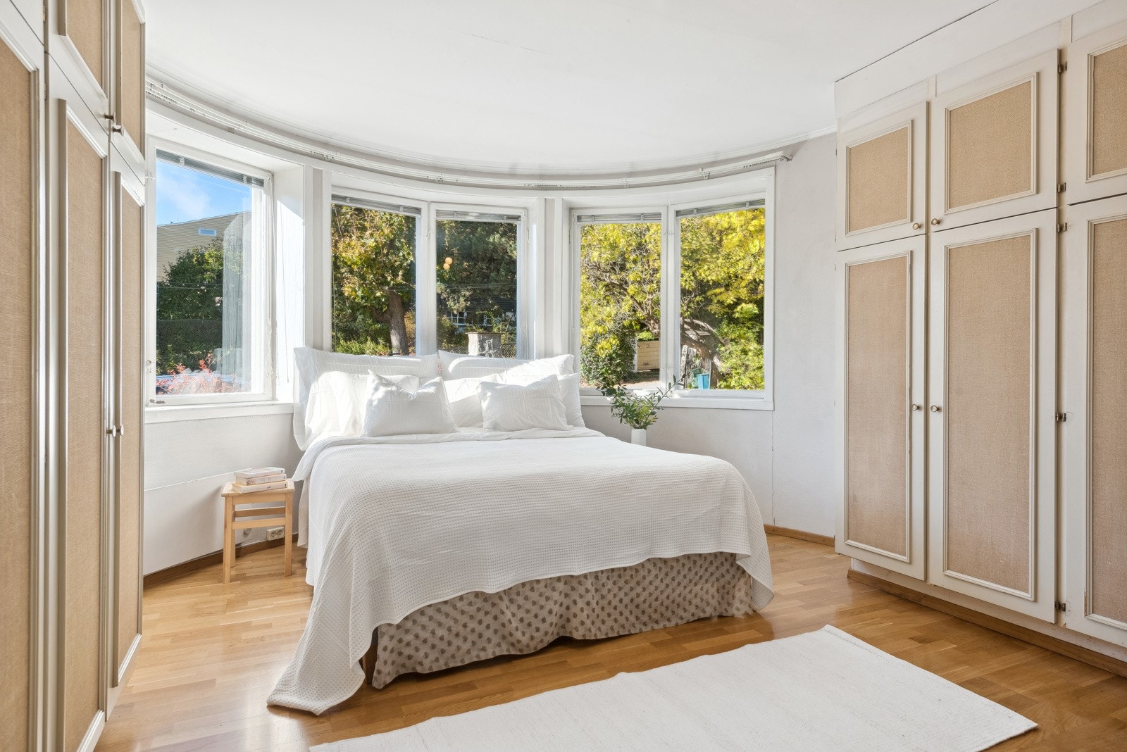 I 1. etasje ligger dette romslige rommet, som i dag er benyttet som soverom Galleribilde