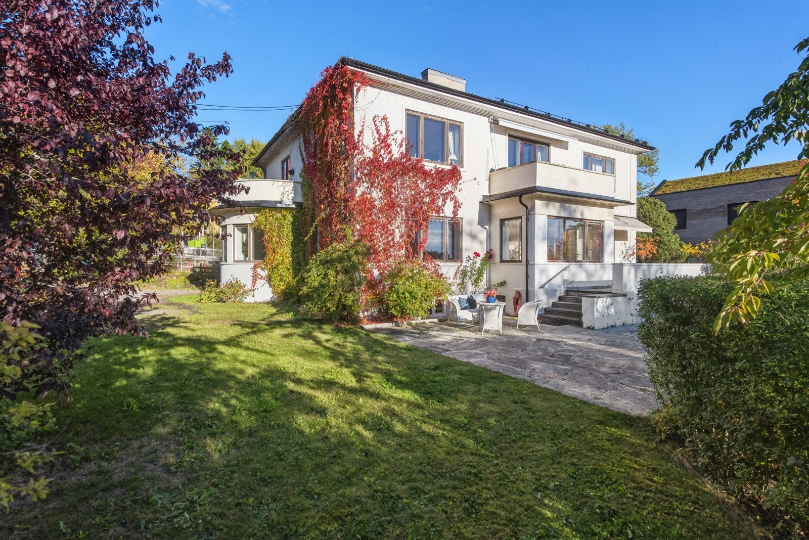 Boligen utgjør et lite sameie på to seksjoner, hvor man disponerer hage og gårdsplass i fellesskap Galleribilde