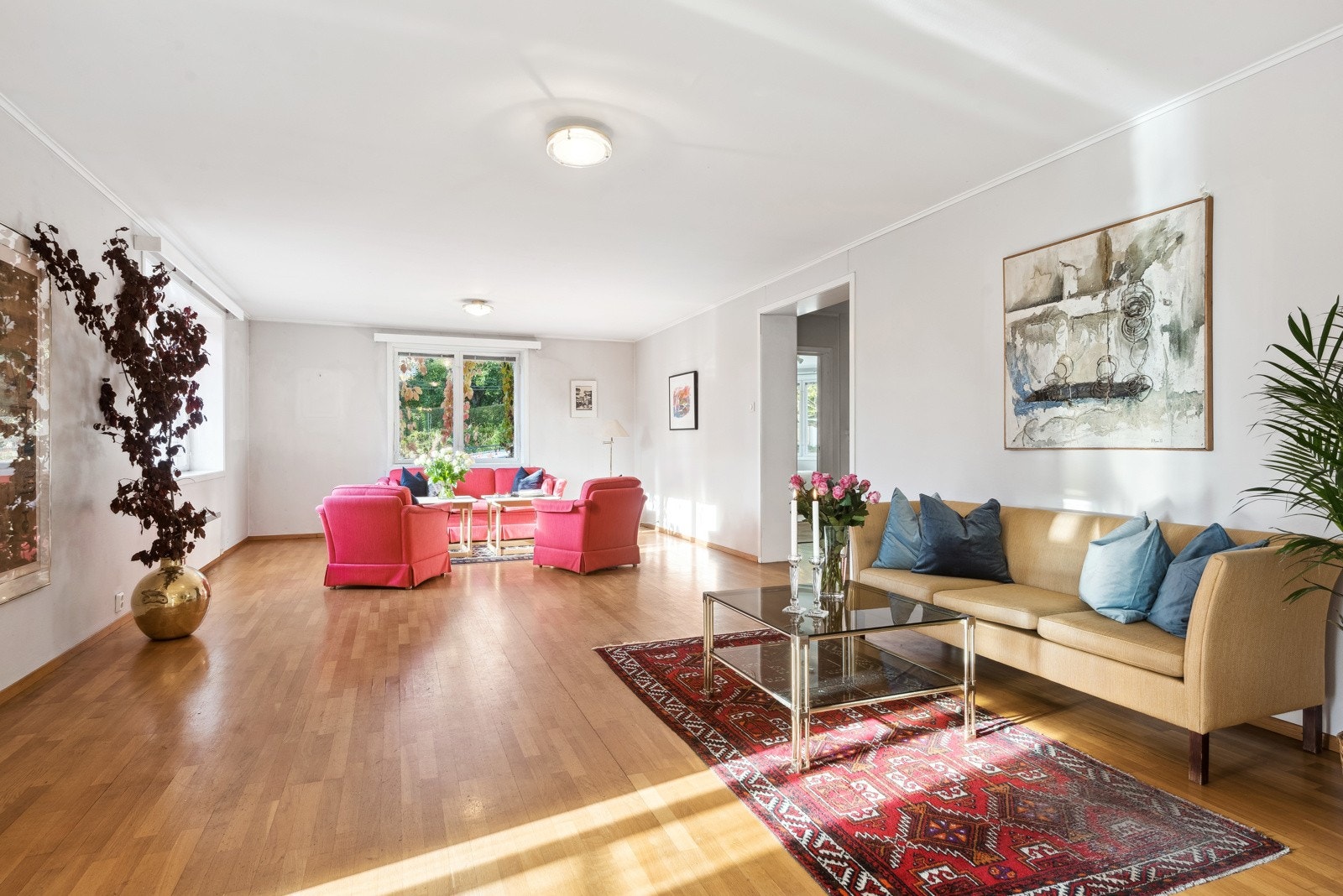 Rommene har flott lysspill og en romslig planløsning Galleribilde