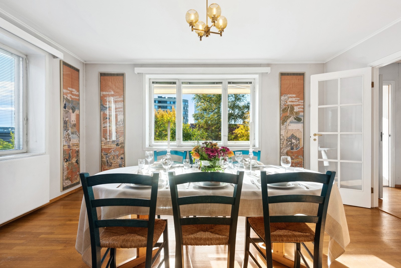 Spisestuen ligger mellom stuen og kjøkkenet, og er meget romslig, med god plass til spisestuemøblement Galleribilde