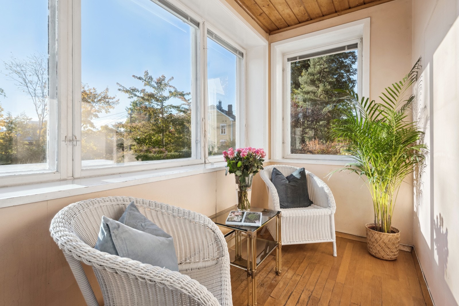 Koselig vinterhage utenfor stuen, hvor det er utgang til boligens solrike terrasse Galleribilde