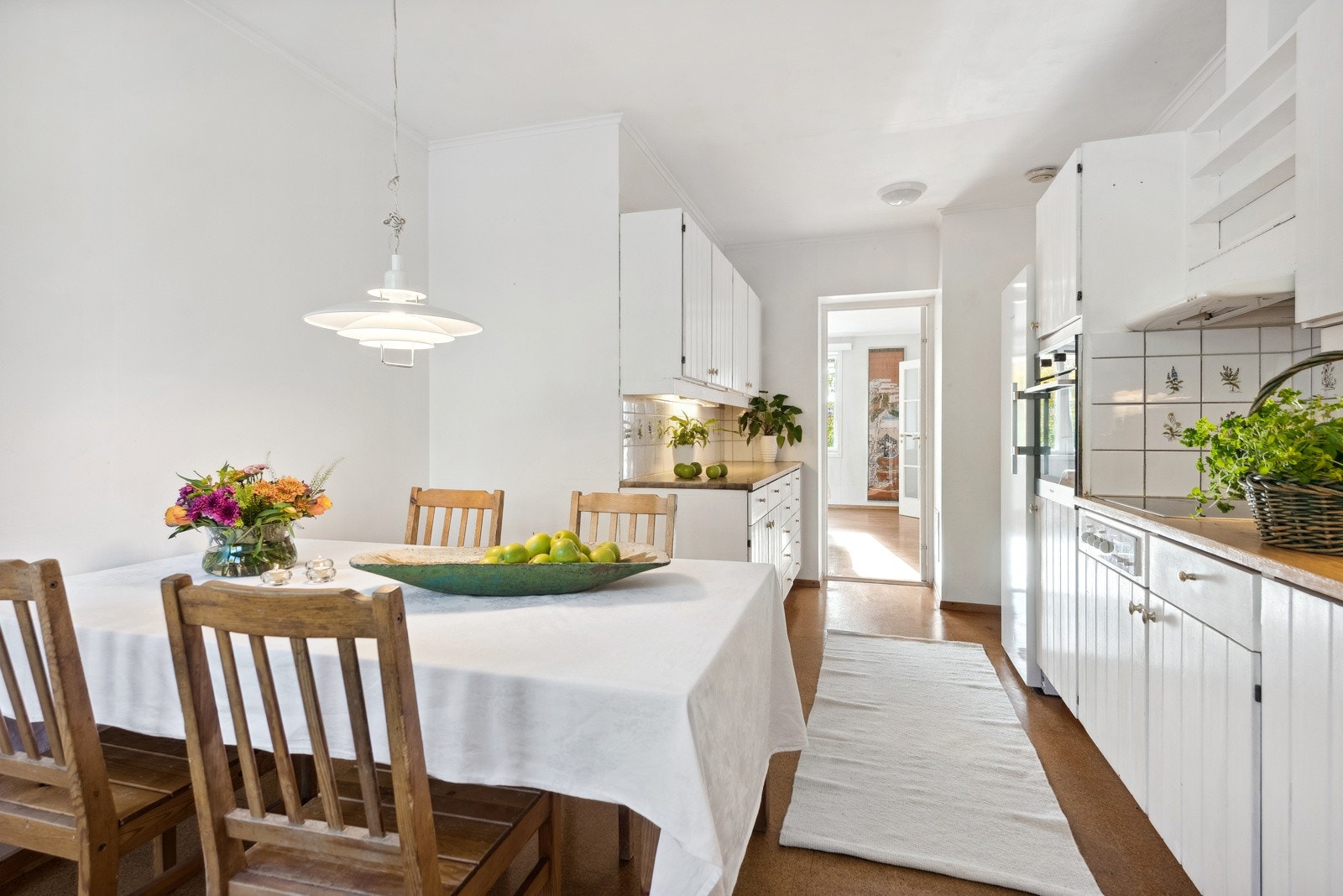 Kjøkkenet finner man innenfor spisestuen. Her er det lett å se for seg et lekkert og funksjonelt kjøkken med moderne utforming Galleribilde