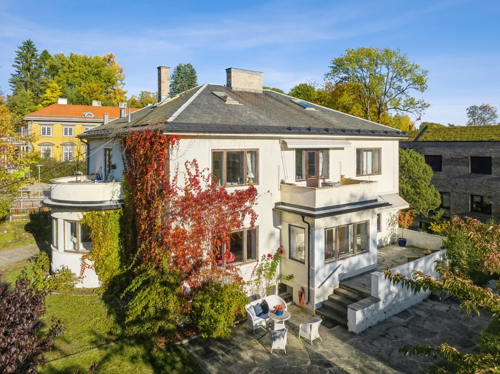 Stor halvdel av en horisontaldelt villa fra 30-tallet, boligen består av 1. etasje samt kjeller Galleribilde