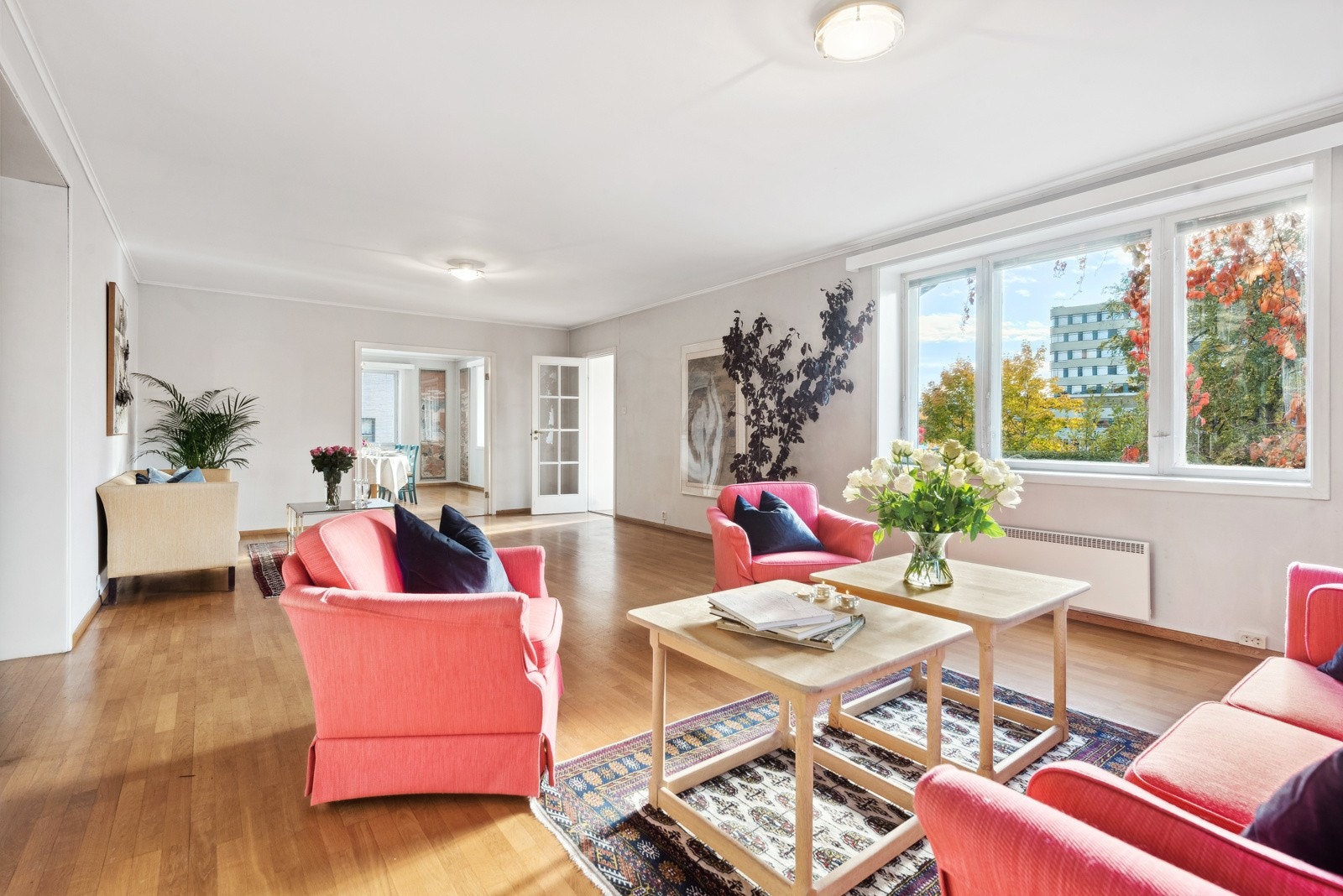 Boligen har oppussingsbehov, men byr på mange spennende muligheter til å skape et moderne og flott familiehjem Galleribilde