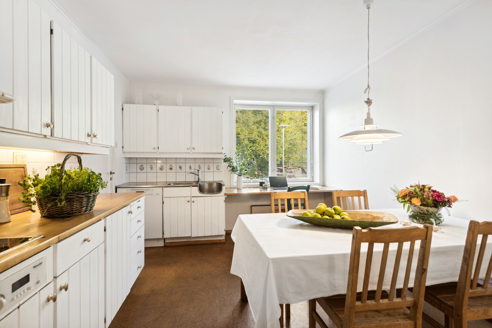 Kjøkkenvinduet sørger for fint, gjennomgående lysforhold på kjøkkenet Galleribilde