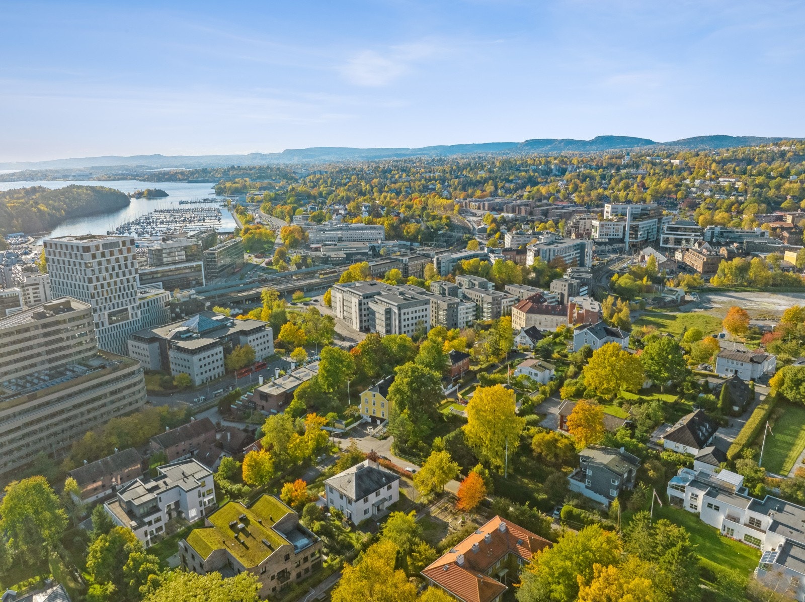 Her bor man i et rolig og klassisk villaområde, samtidig som man har gangavstand til en yrende bydel Galleribilde