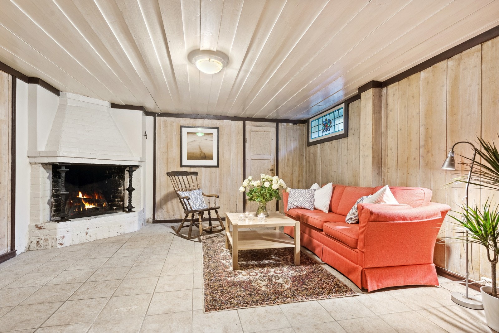 Det er en stor, åpen peis i rommet Galleribilde