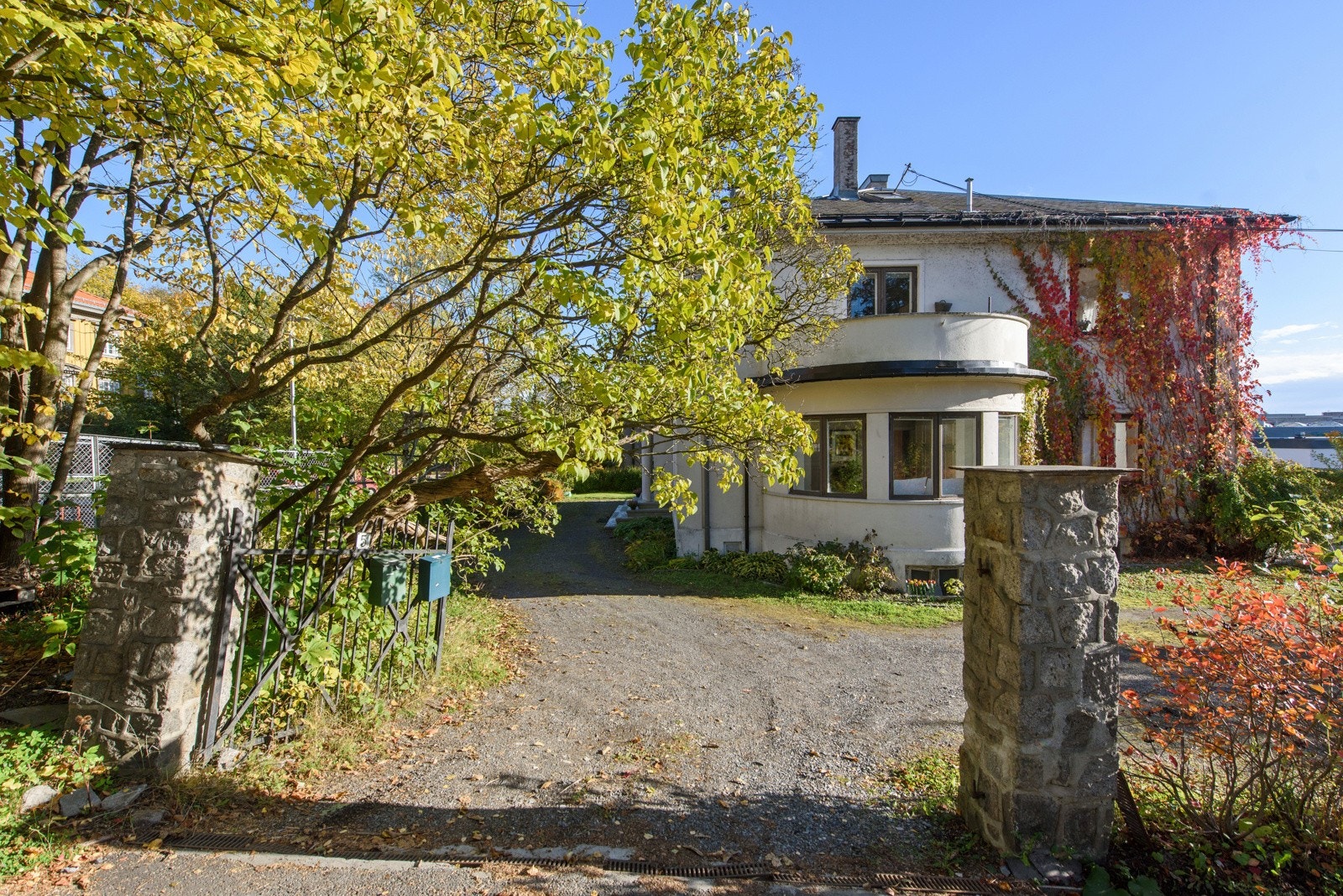 Boligen ligger i et veletablert villaområde på Skøyen, med kort vei til tog, buss og trikk samt gangavstand til gode servicetilbud på Sjølys Galleribilde