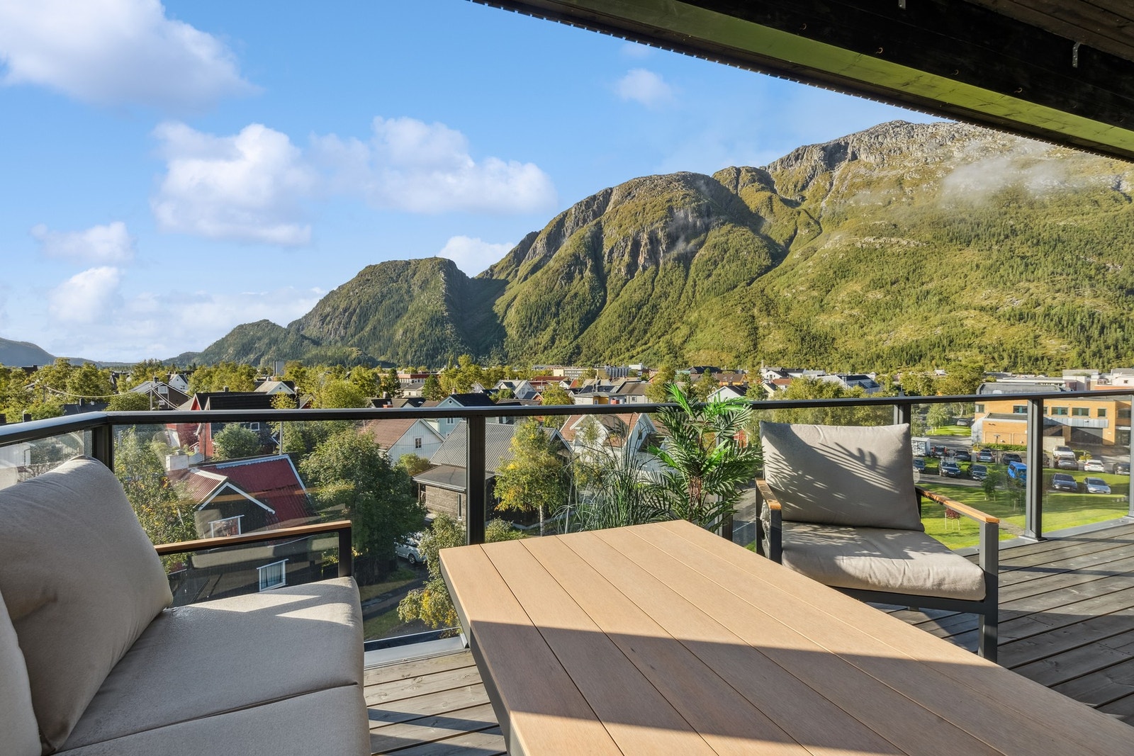 Utsikten mot sør, Helgelandstrappa og fjellet er upåklagelig med gode solforhold til langt på ettermiddag Galleribilde