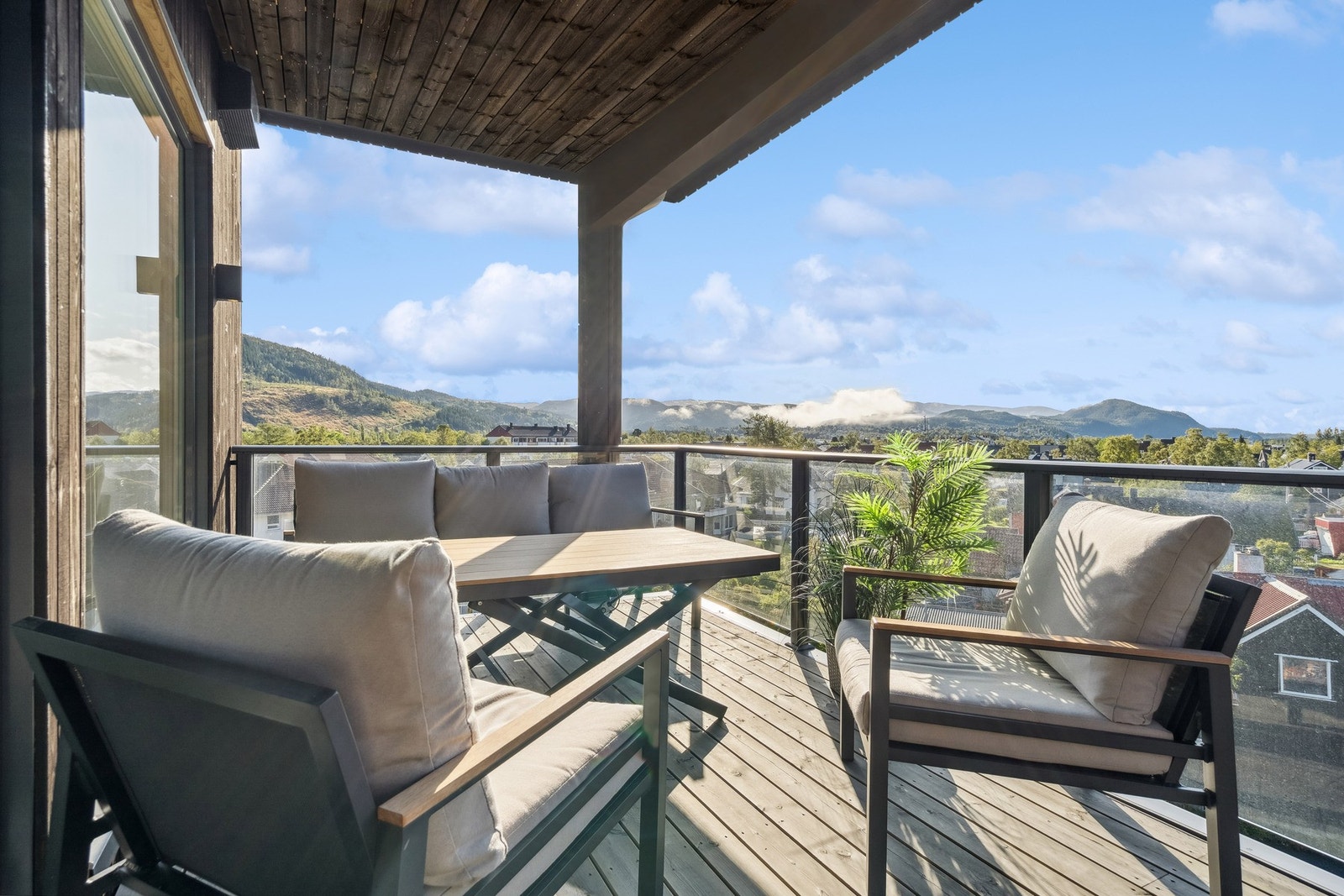 Med på kjøpet følger 2 balkonger, én mot øst fra soverommet og denne mot sør fra stua. Disse har et samlet areal på ca. 21 m² Galleribilde