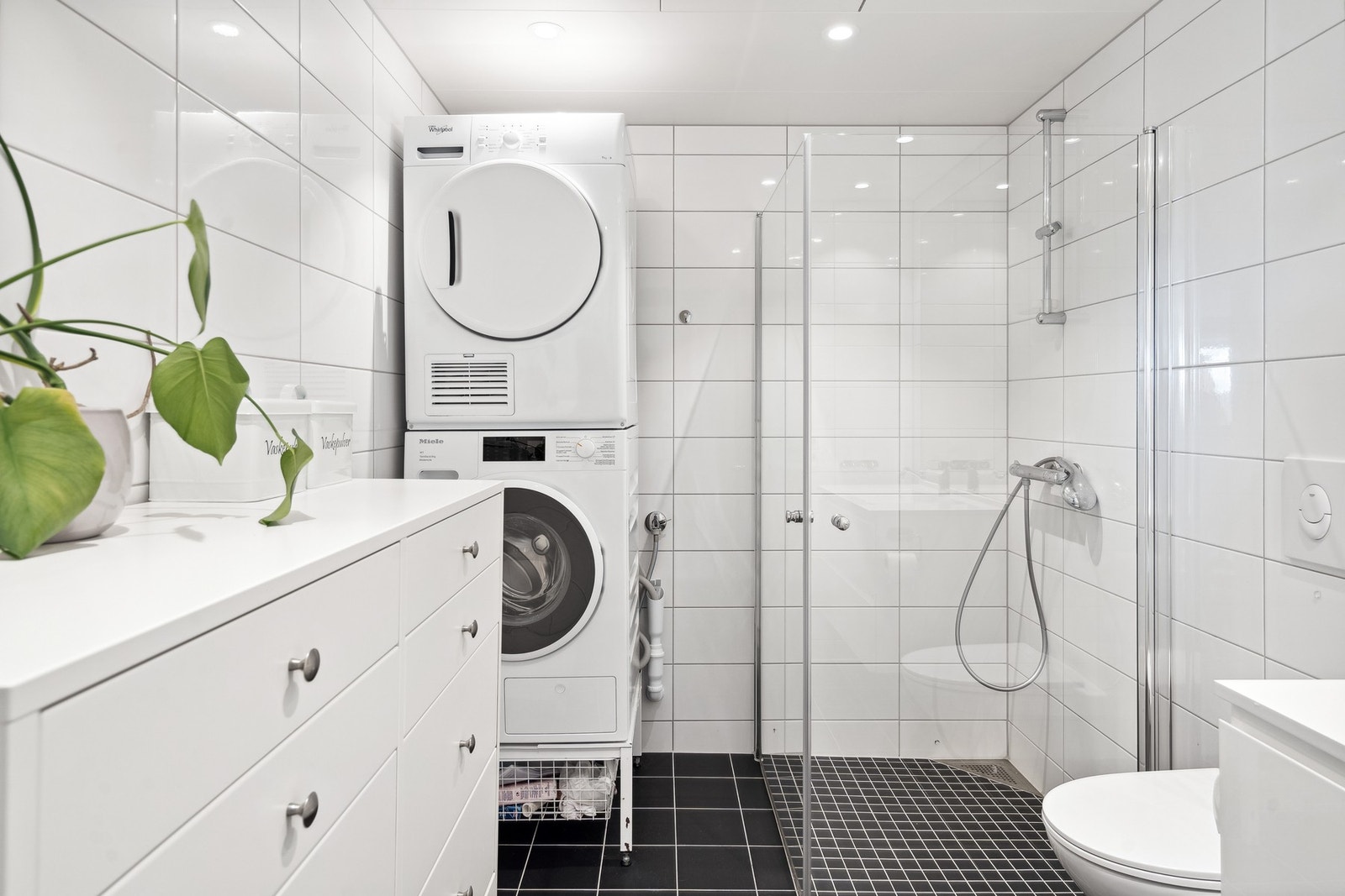 Hverdagsbadet har opplegg for vaskemaskin og tørketrommel. Galleribilde