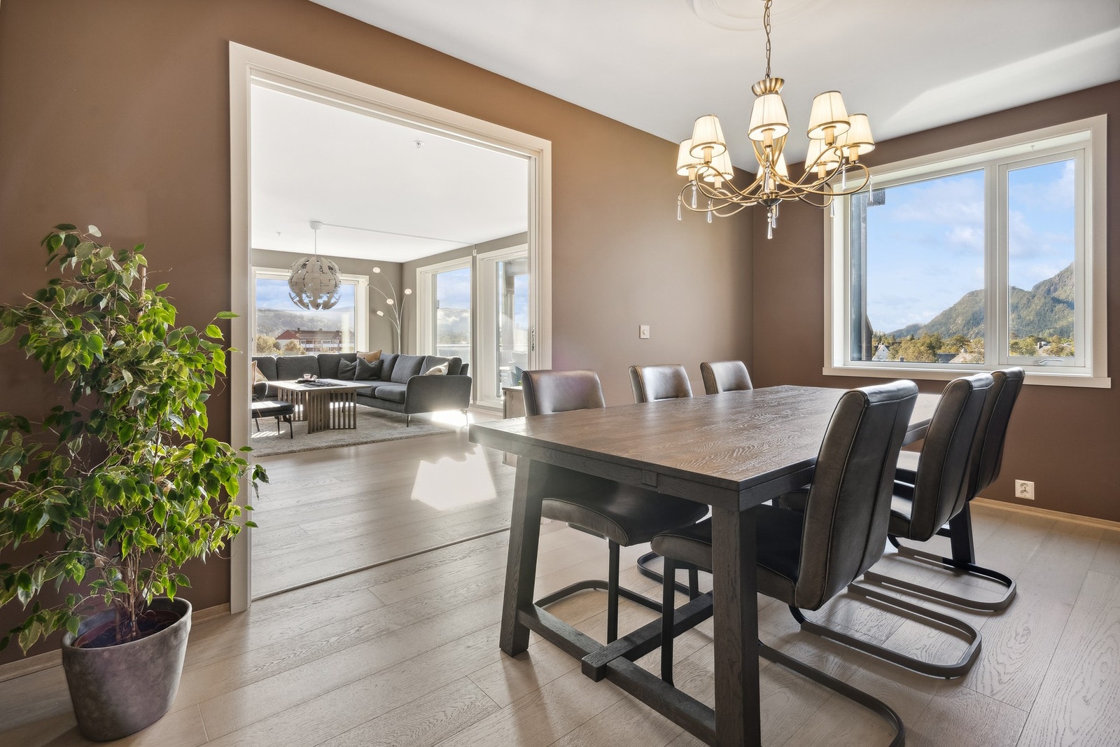 Leiligheten er bygd med totalt 3 soverom, hvor det ene i dag er omgjort til spisestue, adskilt med skyvedører Galleribilde