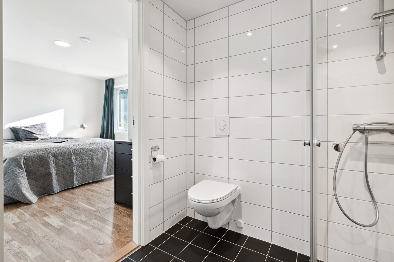 Leiligheten innehar 2 bad. Begge er flislagt på vegger og gulv med spotbelysning i tak Galleribilde