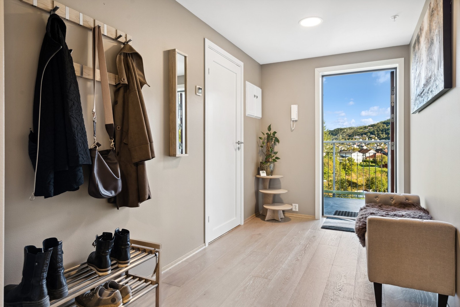 Entréen er smakfull og romslig, og svalgangen har tilnærmet ingen gjennomgangstrafikk Galleribilde