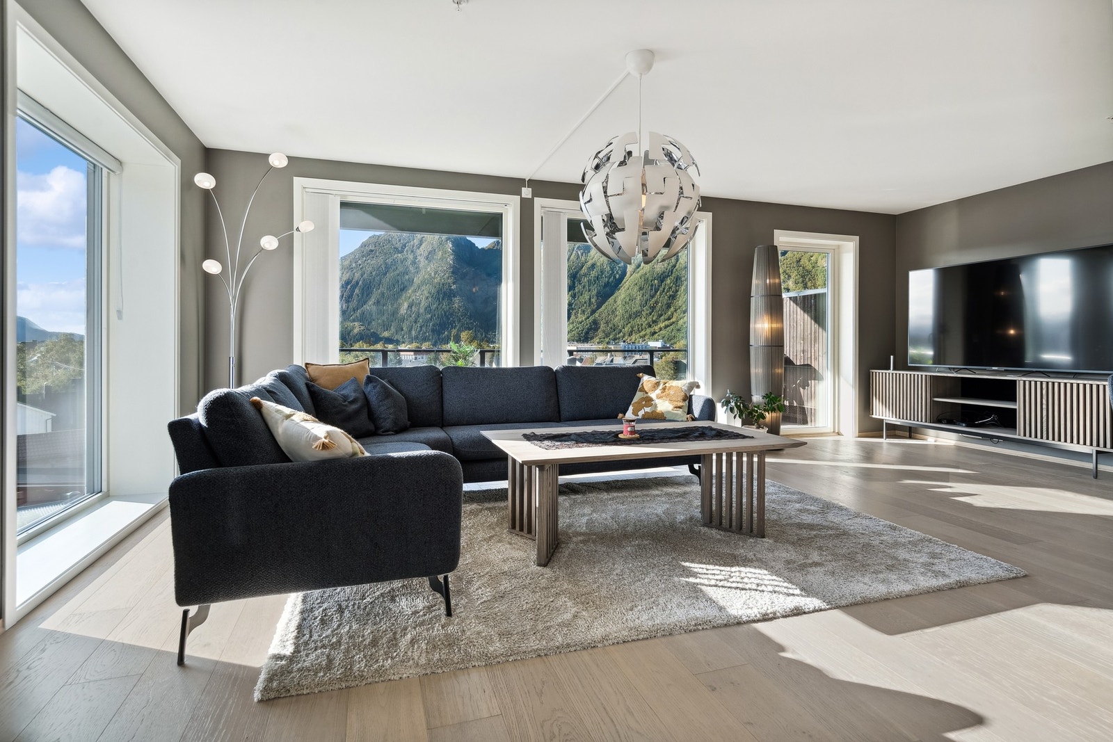 Oppvarming via behagelig vannbåren varme i gulv via fjernvarme, inkludert á-konto i felleskostnadene. Badene har elektriske kabler Galleribilde