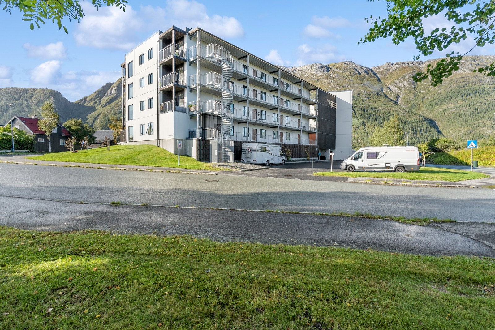 Det er heisadkomst til leiligheten fra bakkeplan samt innkjøring til parkeringskjeller fra nordsiden av bygget Galleribilde