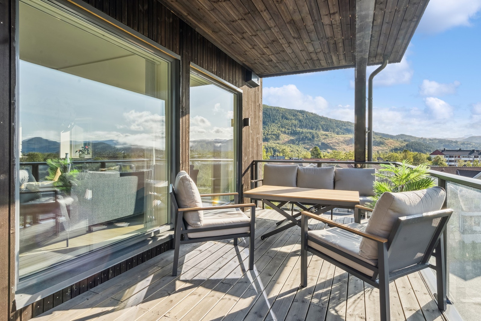 Det er valgt glassrekkverk for bedre utsyn, og takoverbygg sørger for at balkongen kan benyttes året rundt. Galleribilde