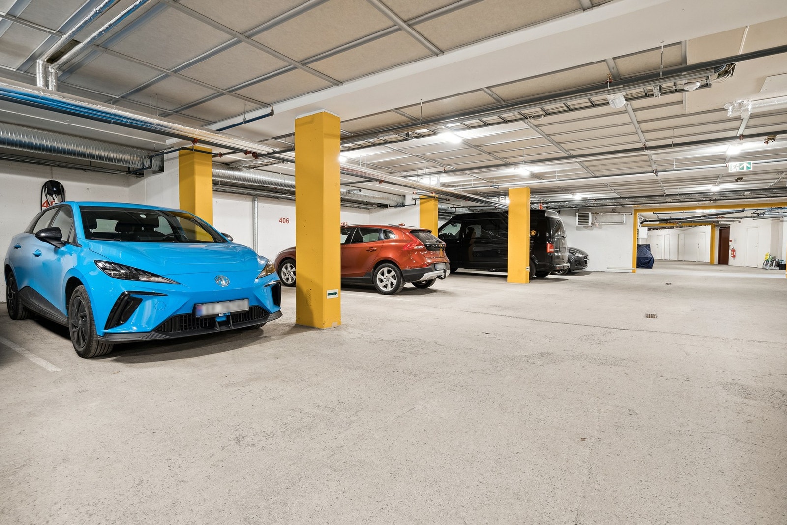 Som prikken over i-en disponerer leiligheten P-plass med elbillader som medfølger salget Galleribilde