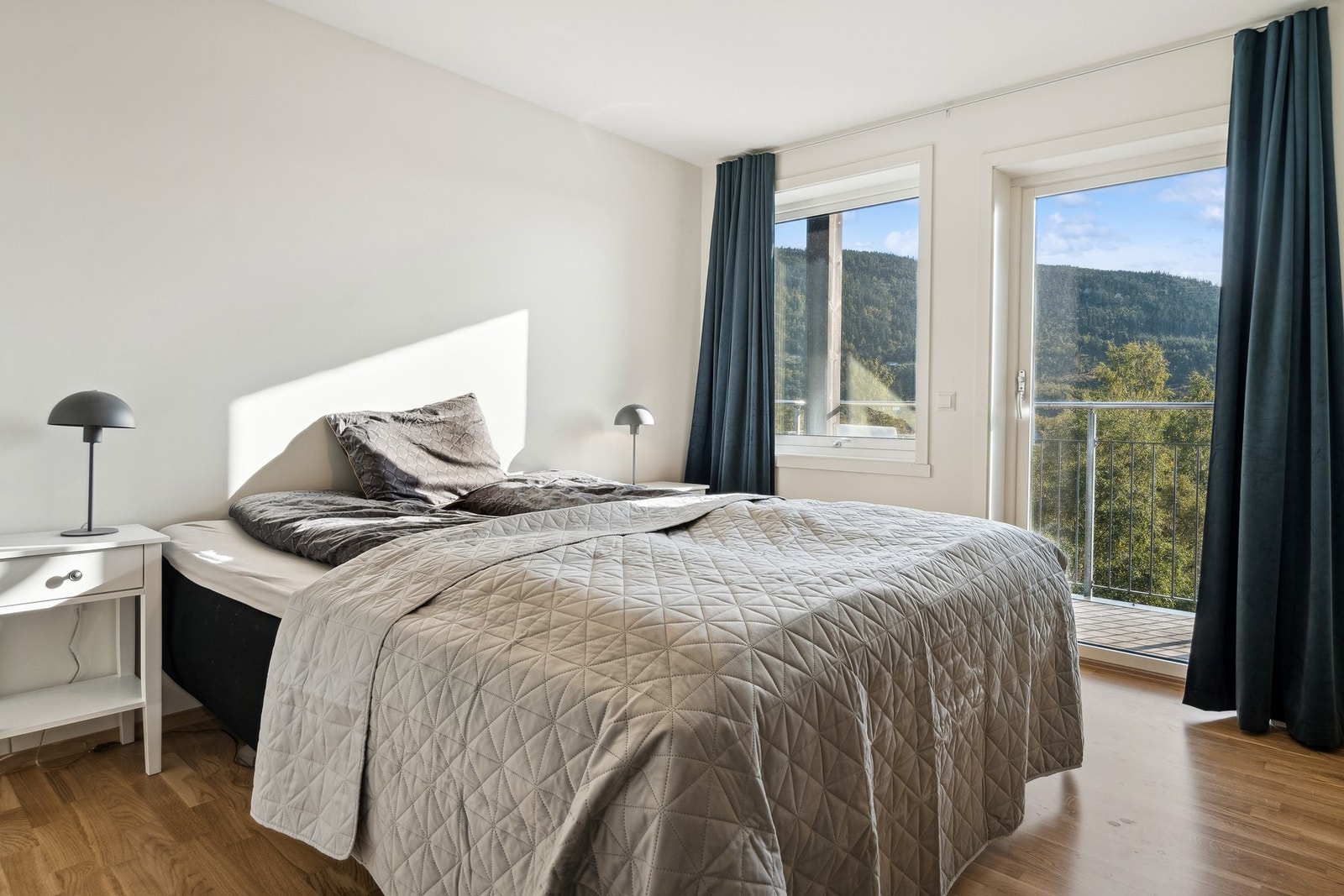 Hovedsoverommet har adkomst til eget bad og østvendt balkong Galleribilde