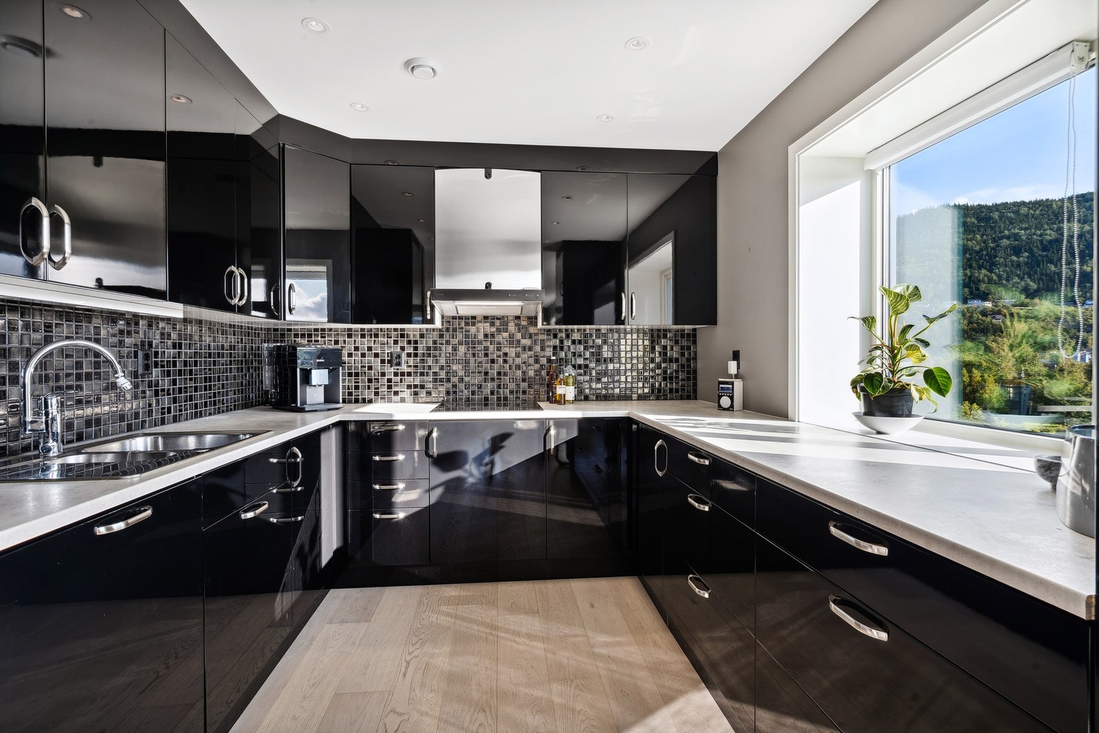 Kjøkkenet er lekkert utført med fronter av svart pianolakk. Du får med integrert kjøl/fryseskap,
oppvaskmaskin, induksjonstopp, dampovn og stekeovn Galleribilde