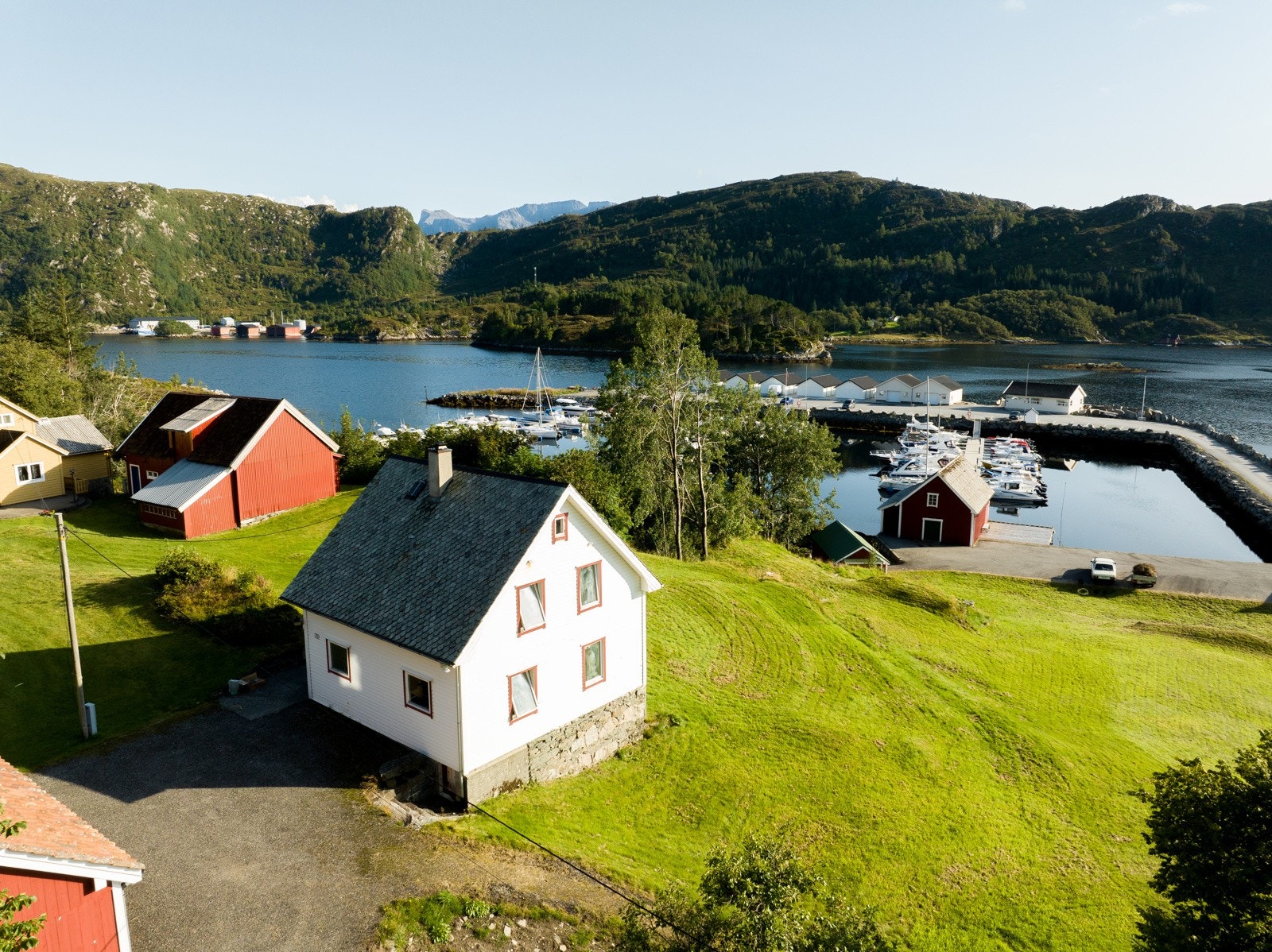 Gode parkeringsmuligheter på eget tun samt nede ved brygge og sjøhus Galleribilde