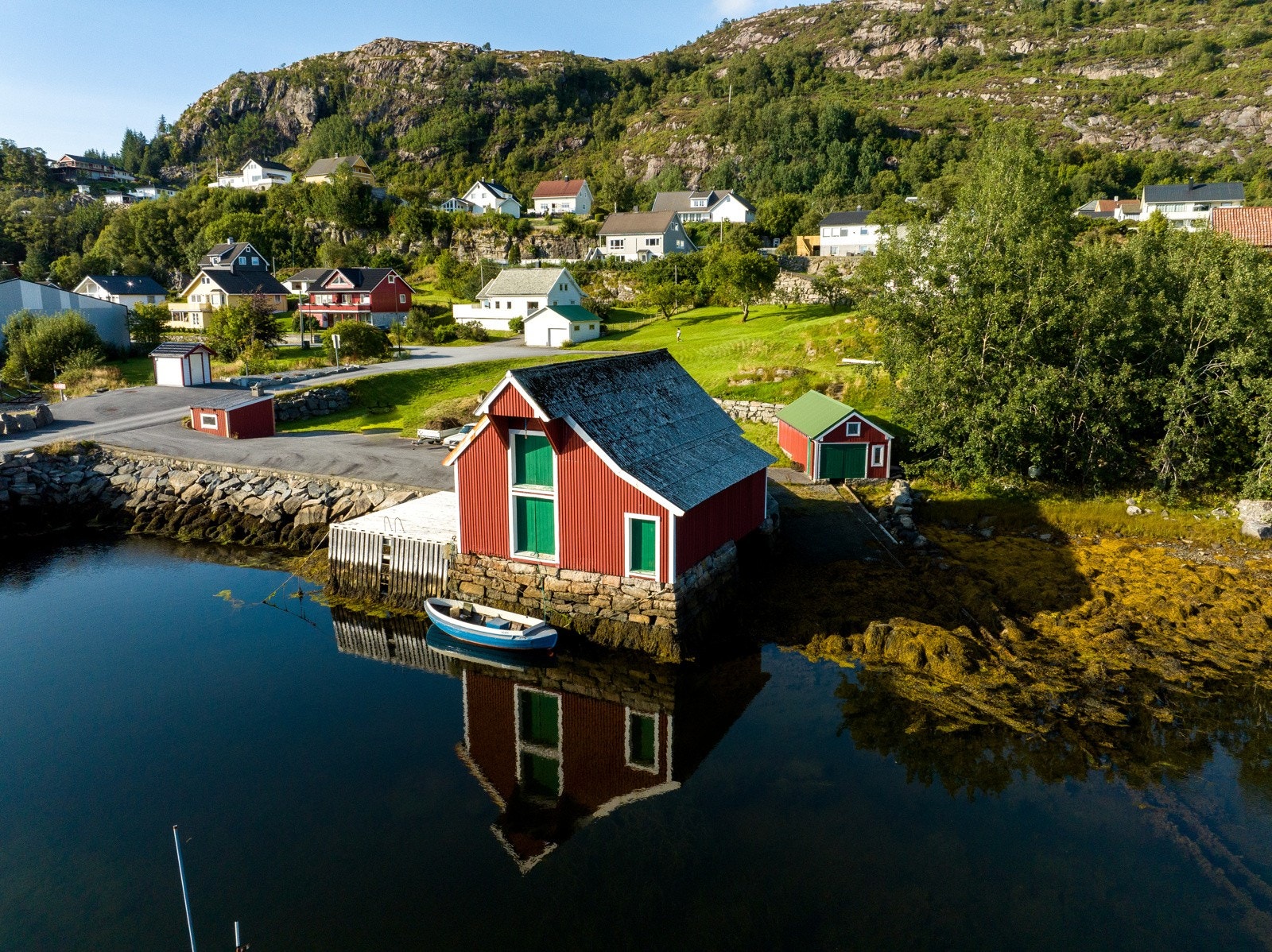 Maritime omgivelse med sjølinje, brygge, naust og sjøbod Galleribilde