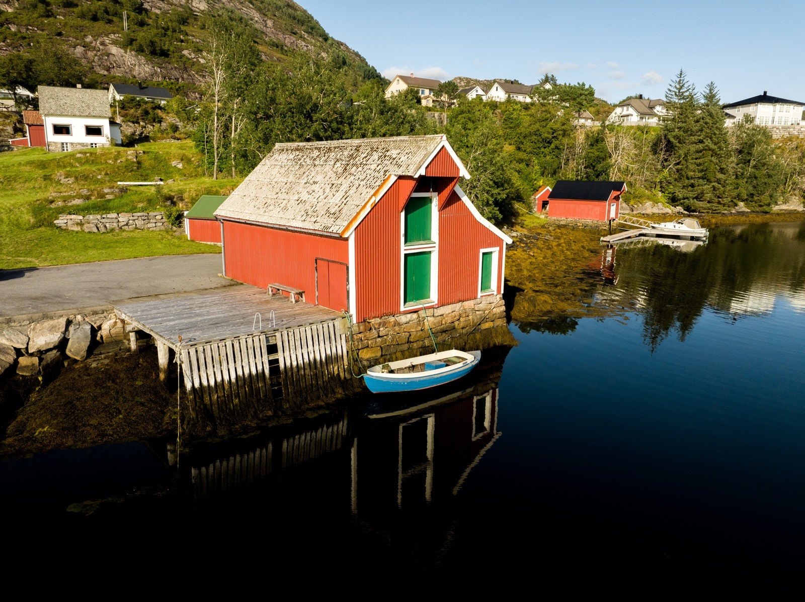 Fiskeri/sjøbod med brygge Galleribilde