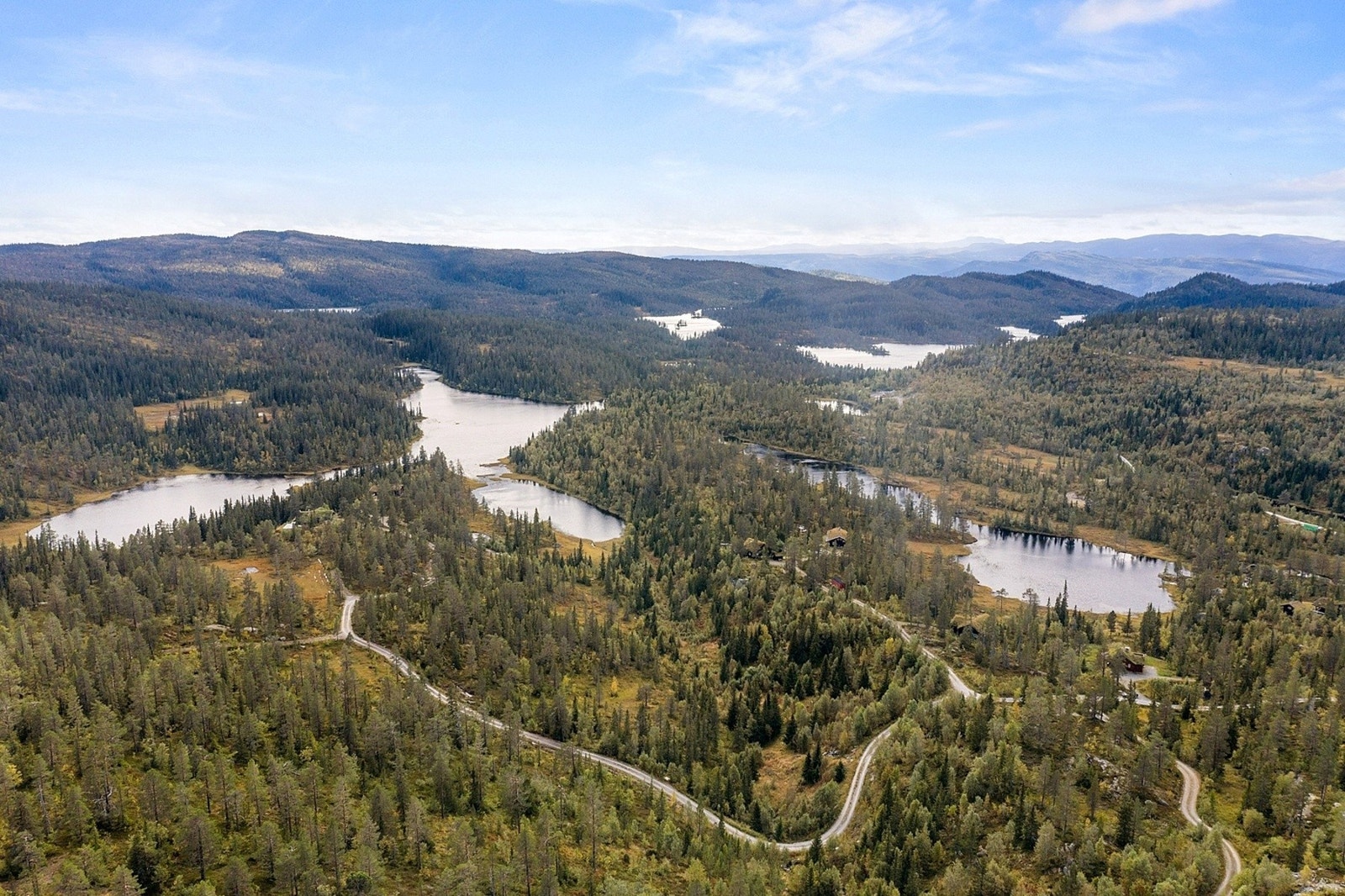 Dronefoto over hytteområdet med Svansvatn og Breiløk Galleribilde