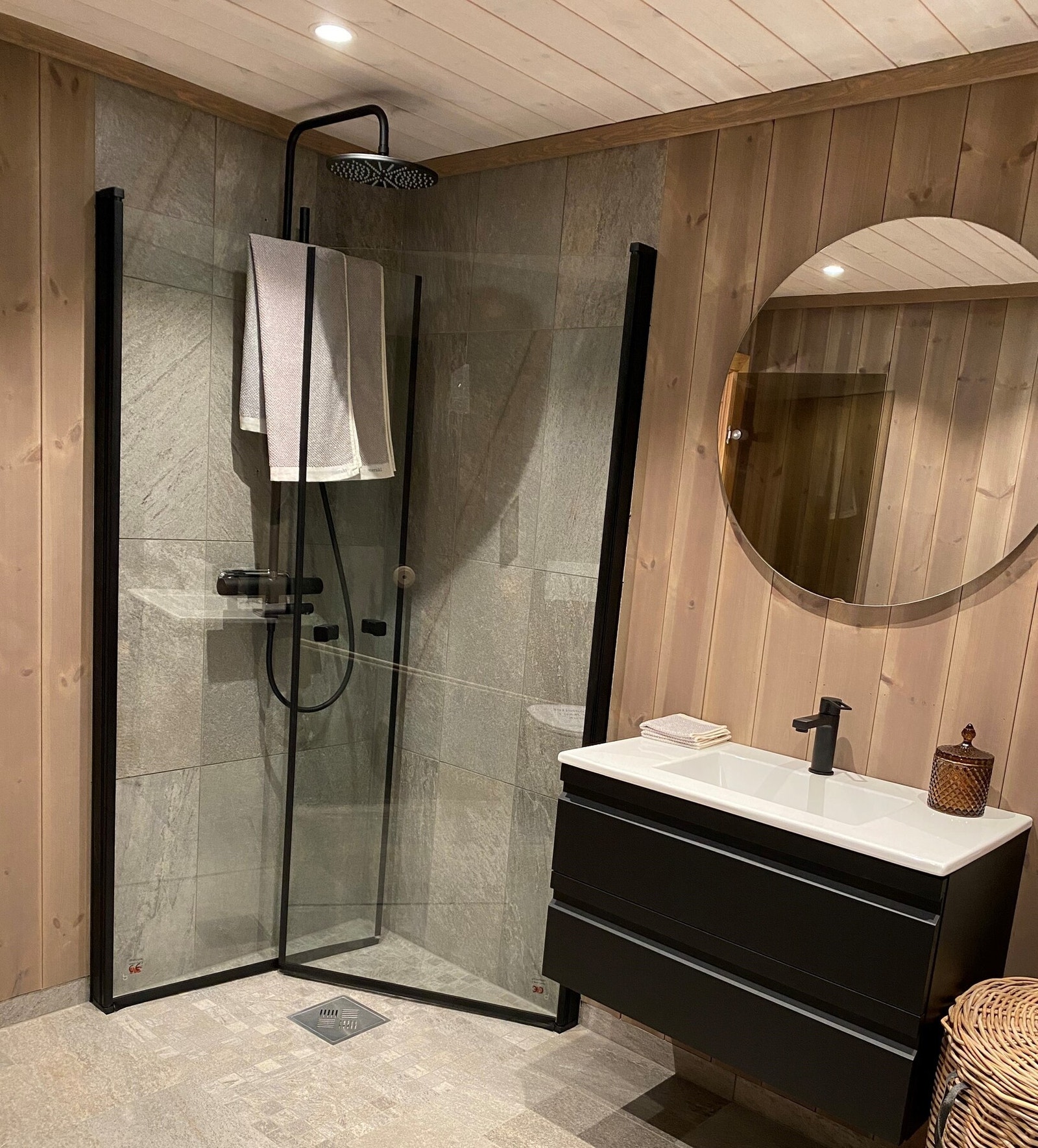 Baderom i Polar 110.
Foto fra visningshytte på Hellerudsletta. Galleribilde