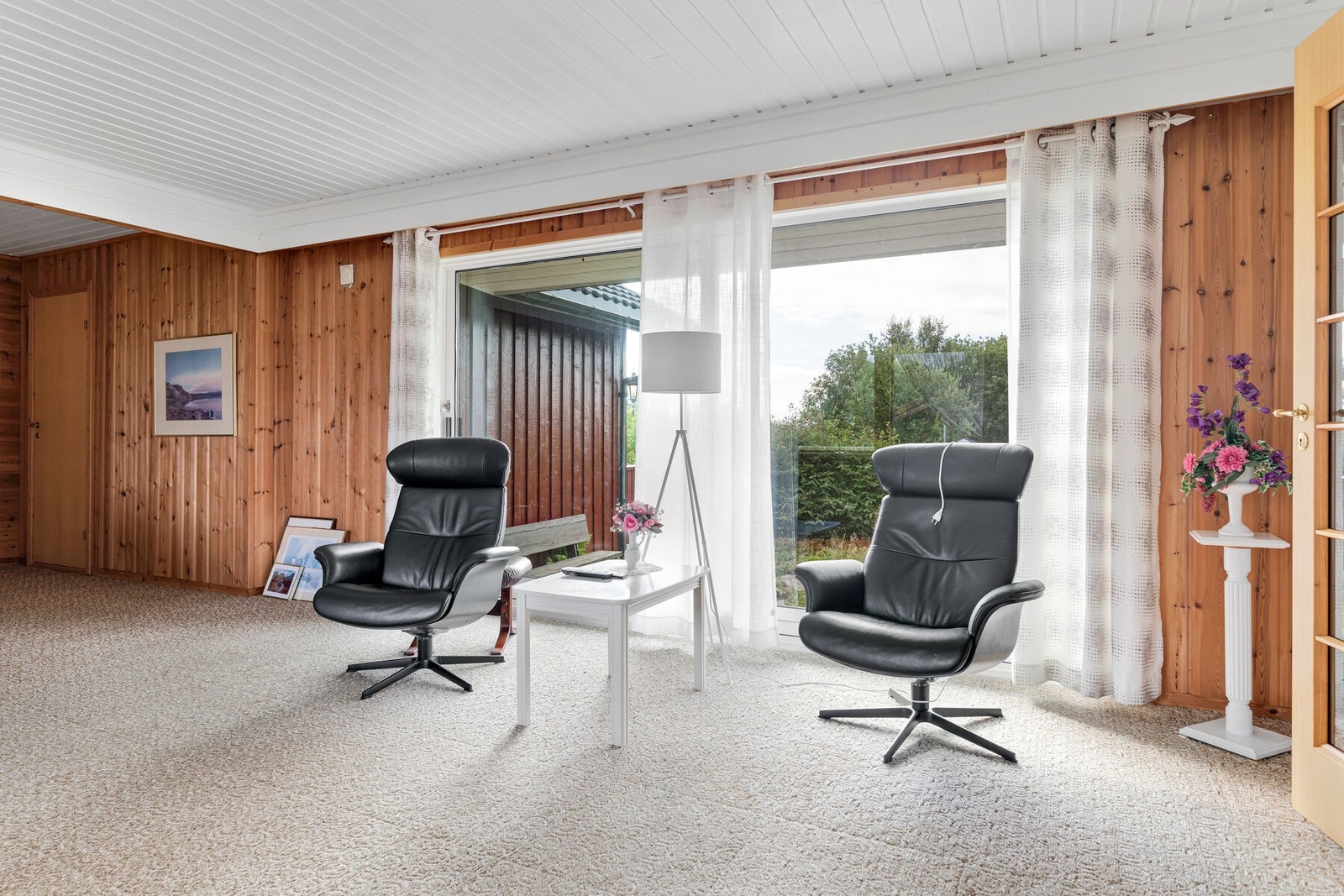 Den andre delen av stuen er tilbygd i senere tid. Galleribilde