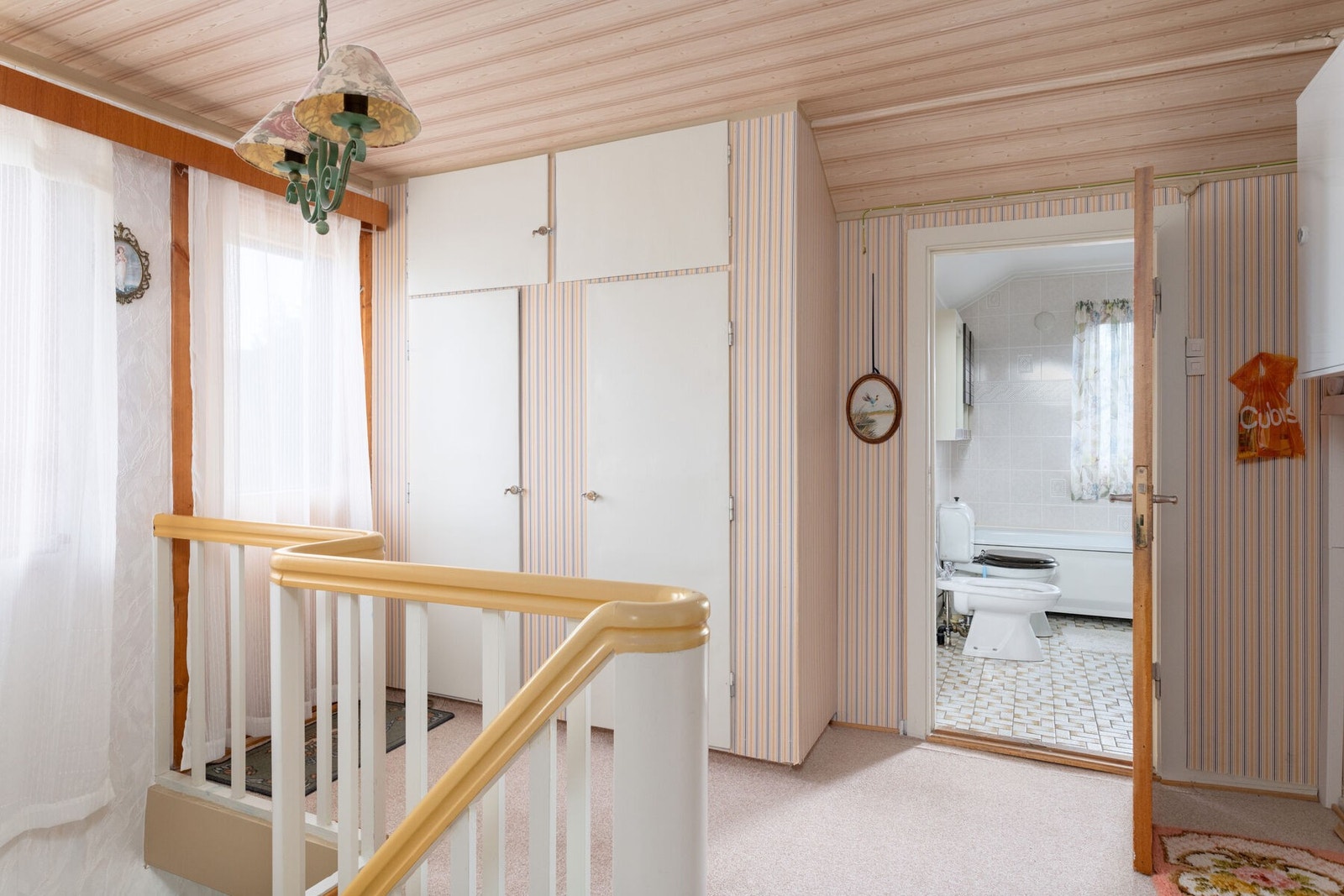 Trappegang i loftsetasjen med utgang til en liten altan. Galleribilde