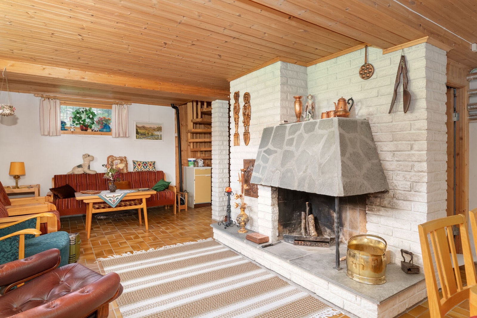 Koselig kjellerstue med peis. Galleribilde