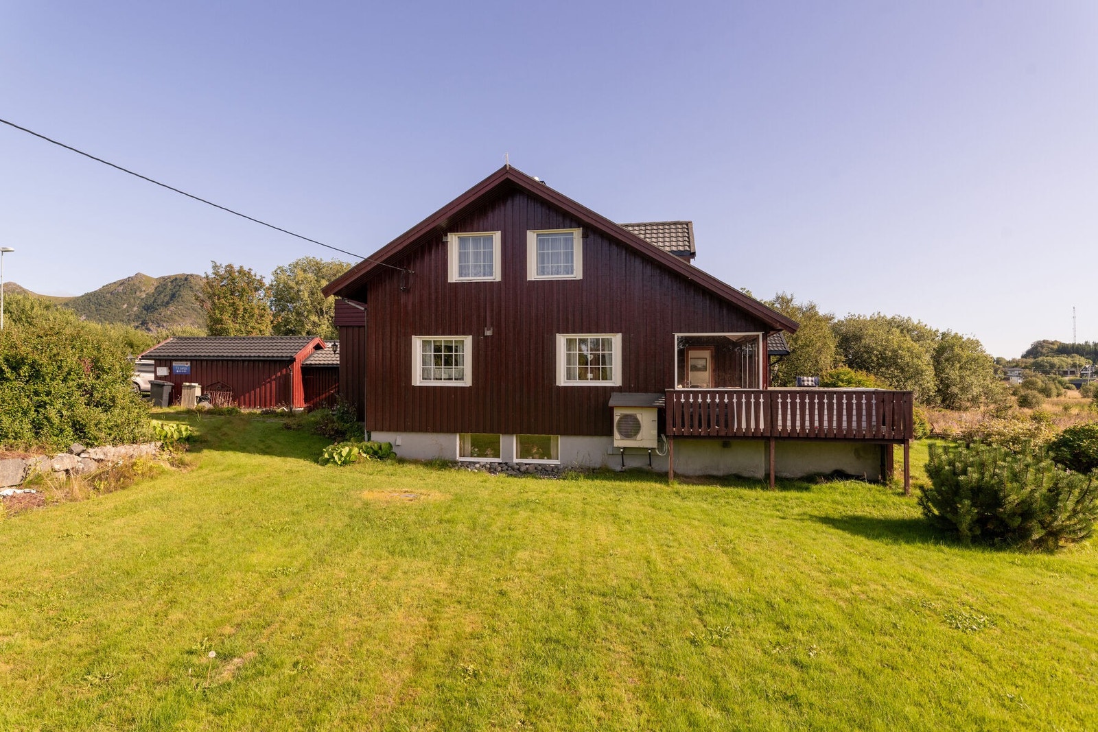 Eiendommen ligger på en stor tomt, delvis naturtomt. Galleribilde