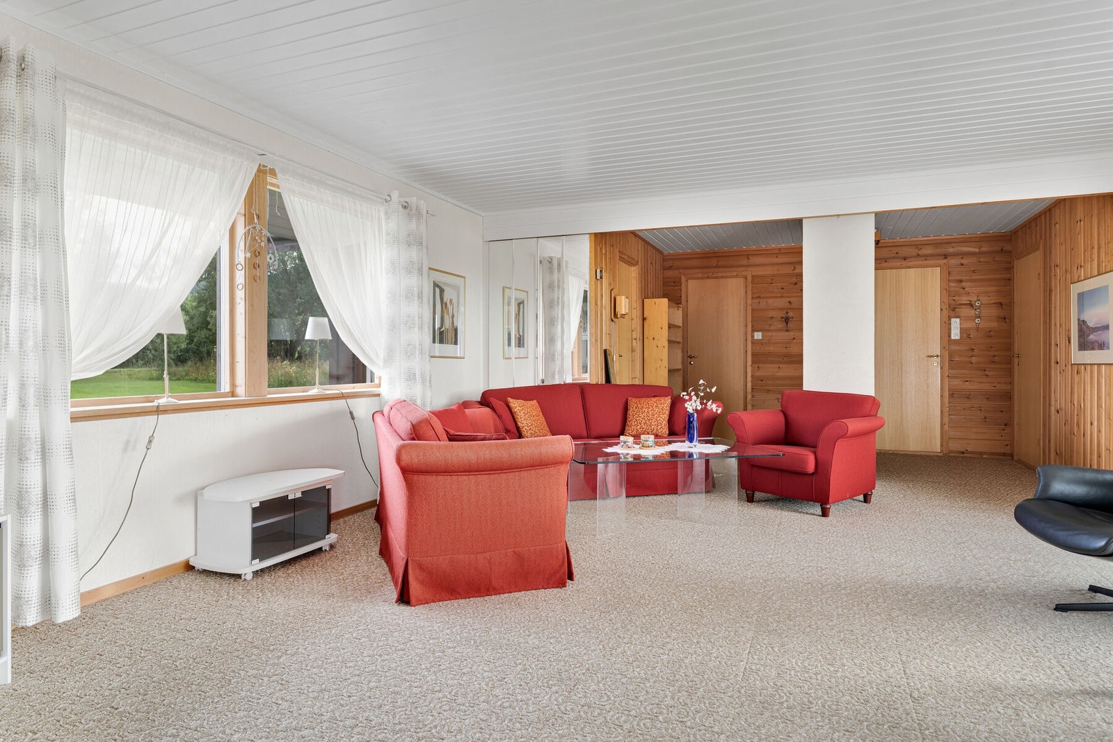 Fra denne delen av stuen er det også adkomst til to soverom, bad og bi-inngang. Galleribilde