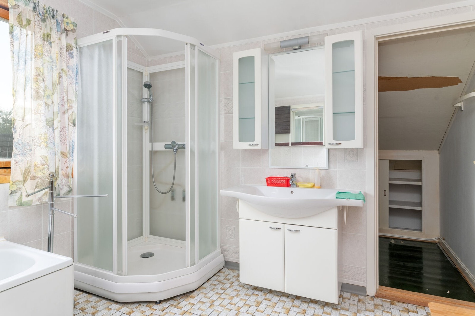 Badet i 2. etasje er fra ca. 1975 og fremstår med renoveringsbehov. Galleribilde