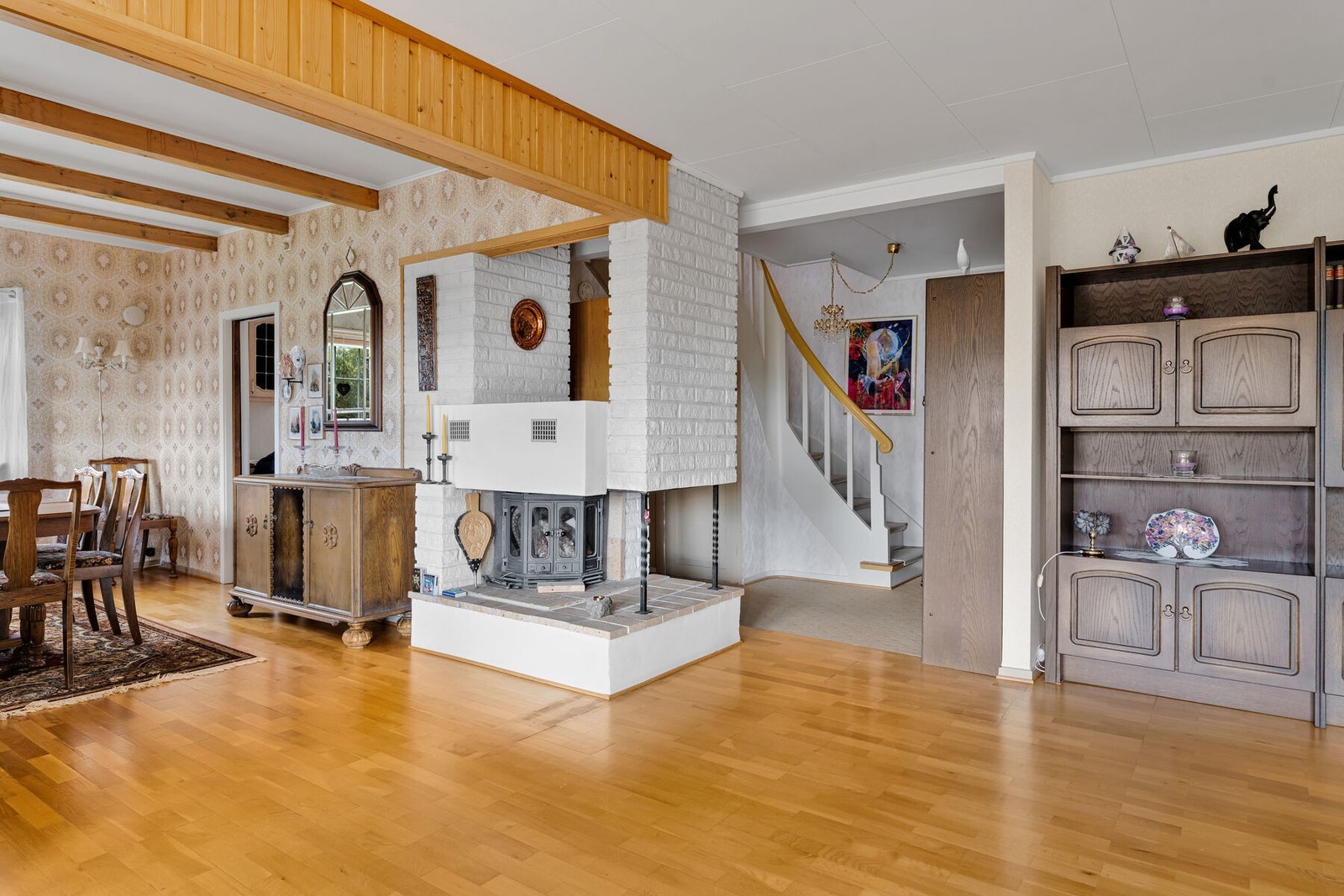 Stuen har en åpen og god romfølelse. Peisen sørger for hygge og varme. Galleribilde