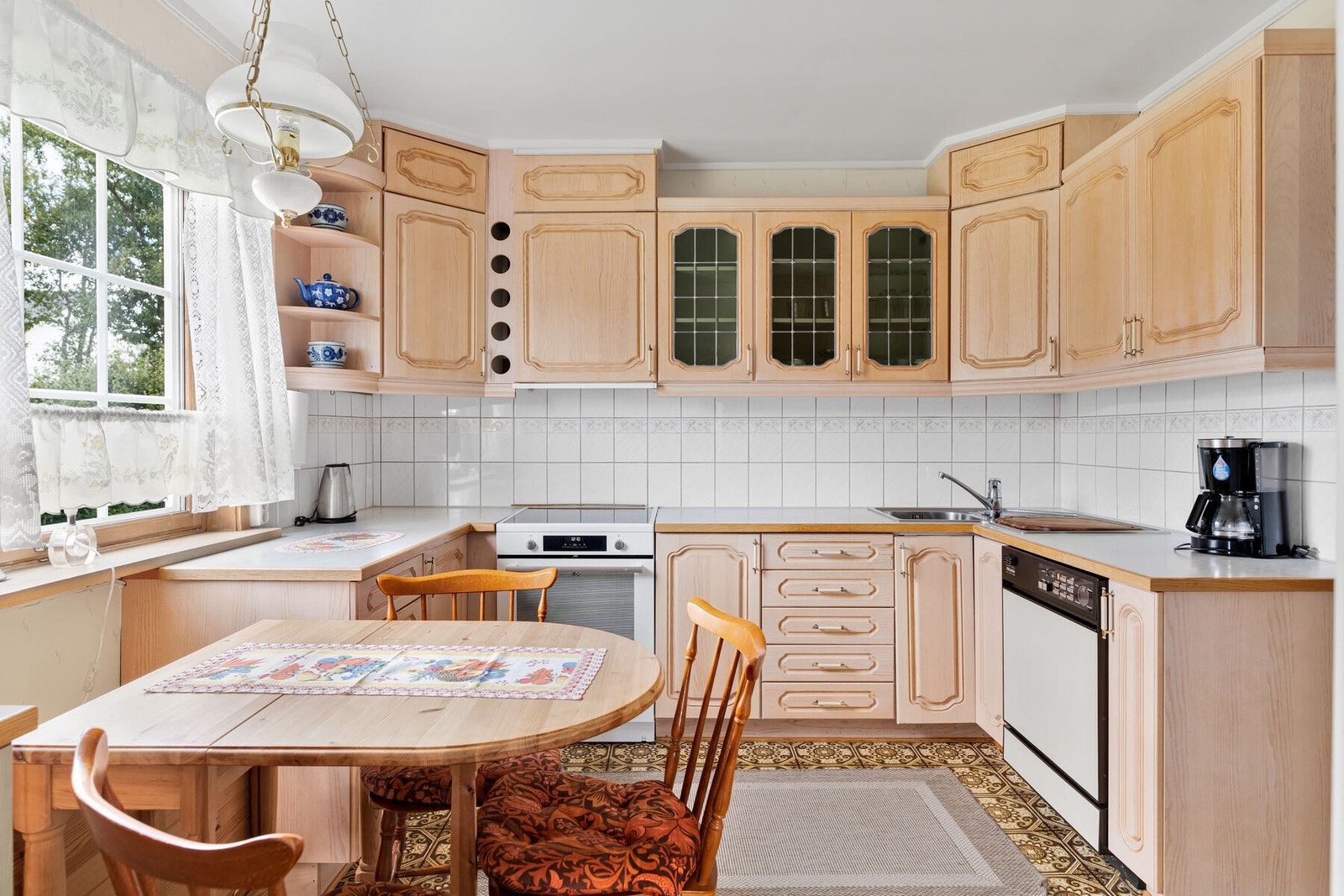 Kjøkken med profilerte fronter, benkeplate av laminat og plass til frittstående hvitevarer. Galleribilde