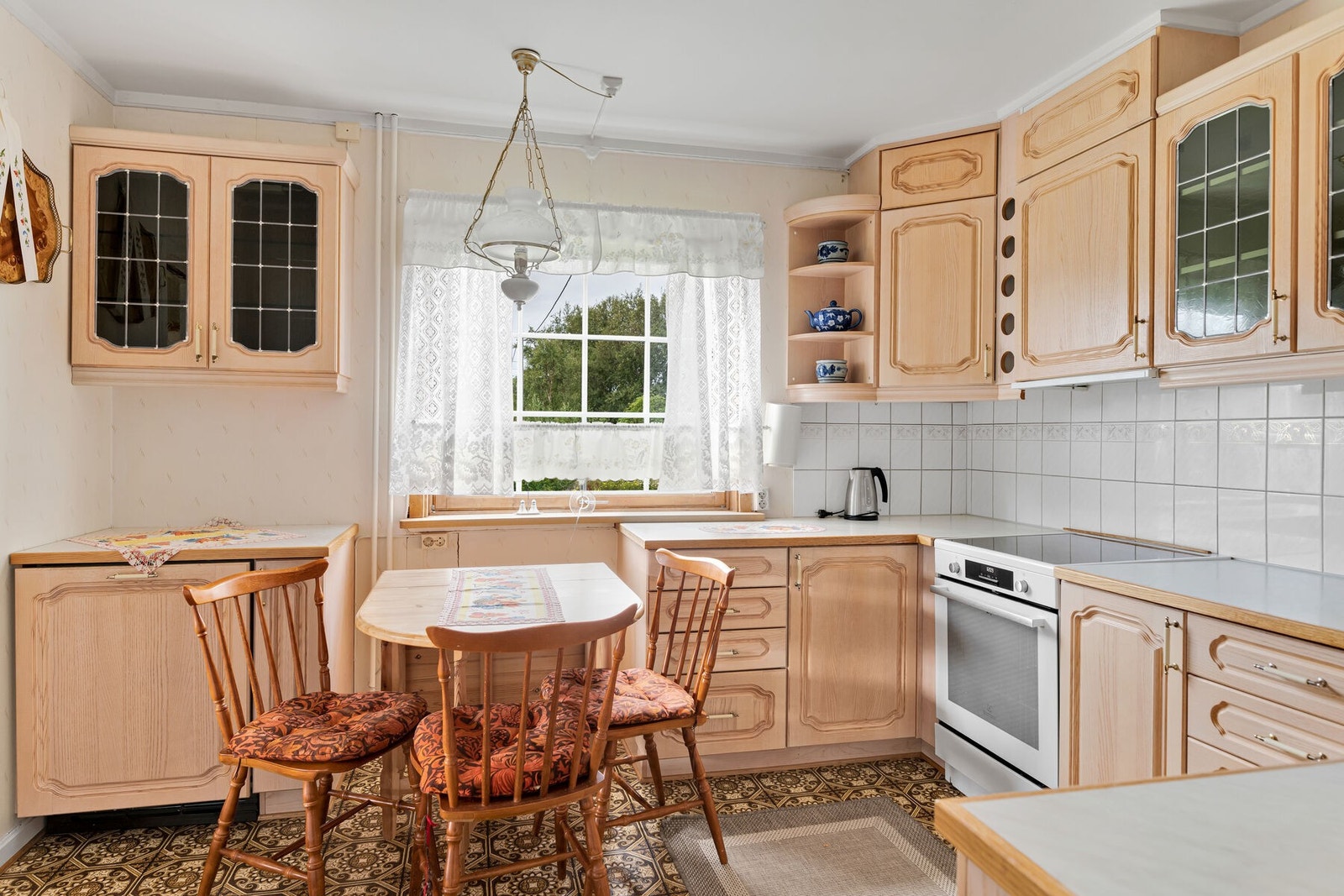 På kjøkkenet er det plass til en liten spisegruppe. Det er rikelig med skap- og benkeplass. Galleribilde