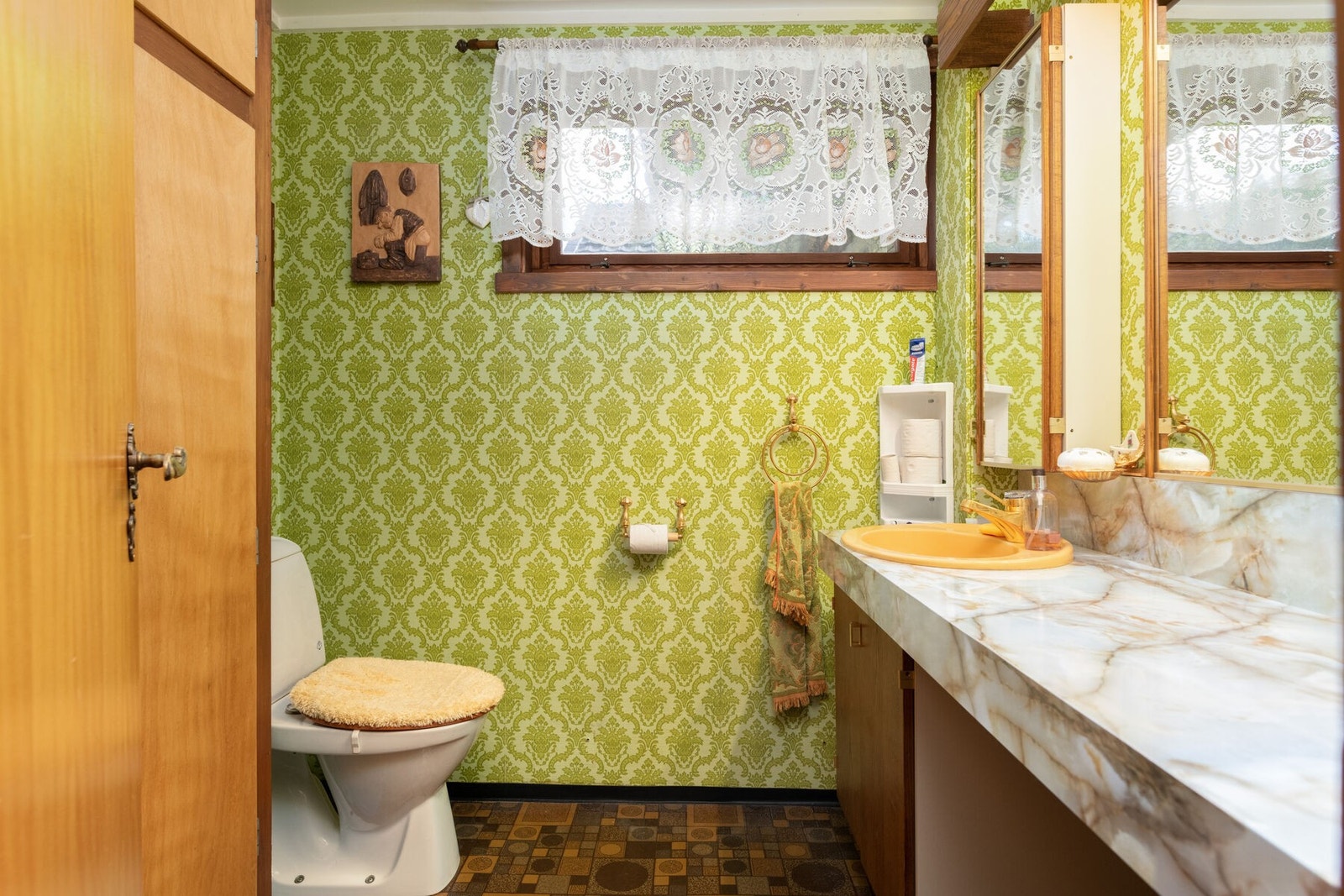 Toalettrom med adkomst fra gangen. Galleribilde